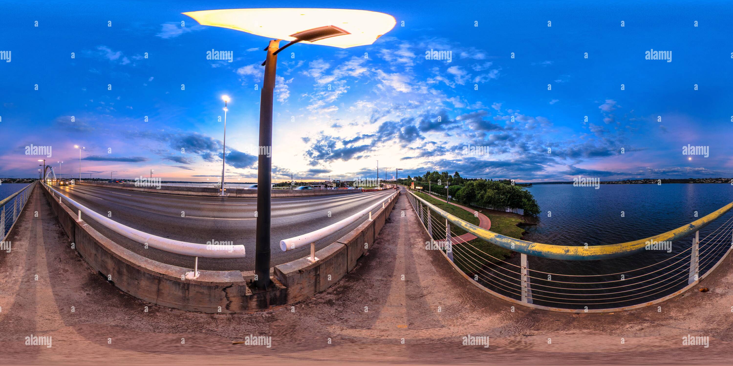 Visualizzazione panoramica a 360 gradi di Il Ponte JK - La Luna Piena