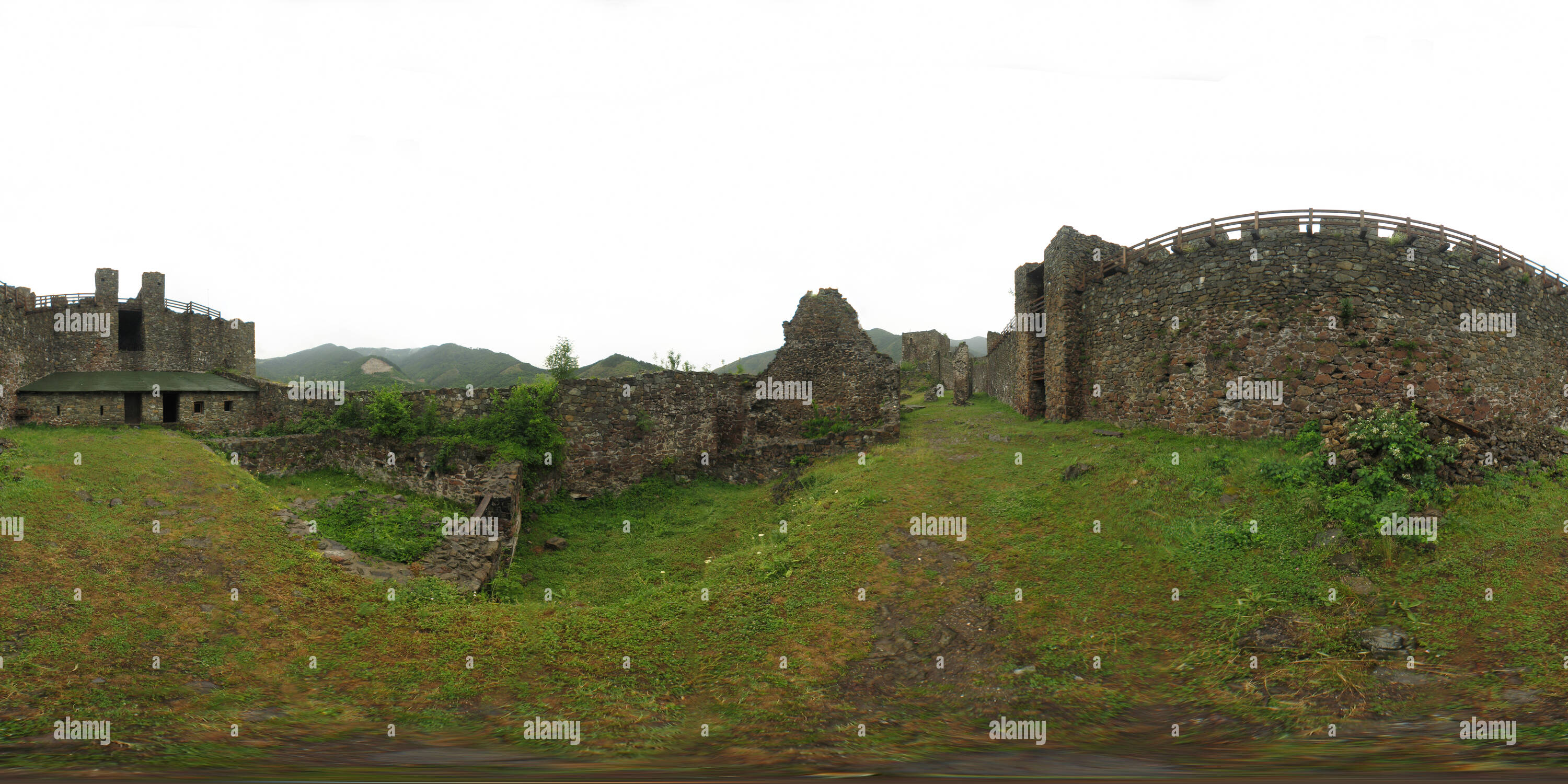 Visualizzazione panoramica a 360 gradi di Kraljevo - Castello di Maglic (cortile)-1