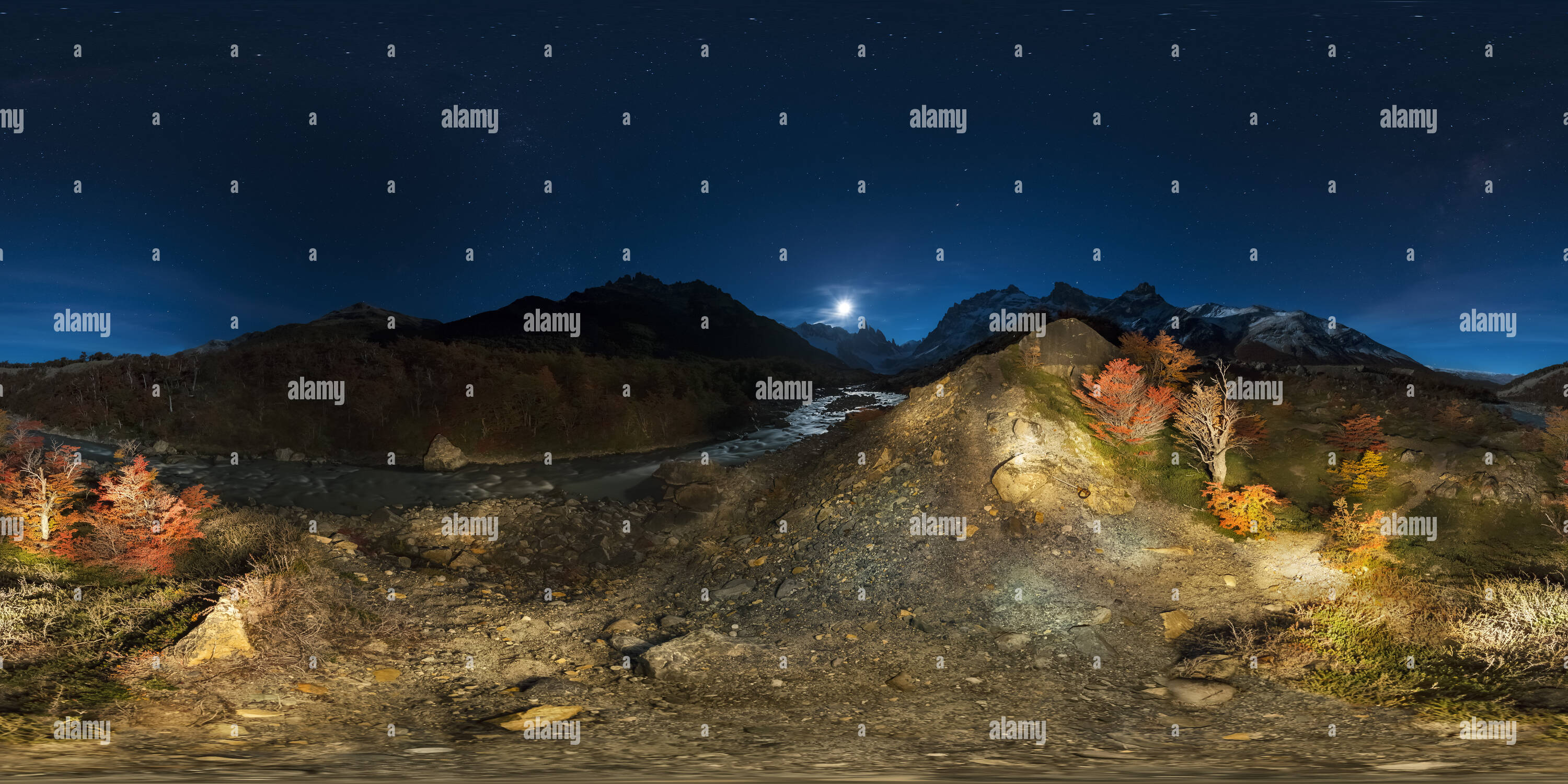 Visualizzazione panoramica a 360 gradi di Cerro Torre e Fitz Roy fiume alla luce della luna piena