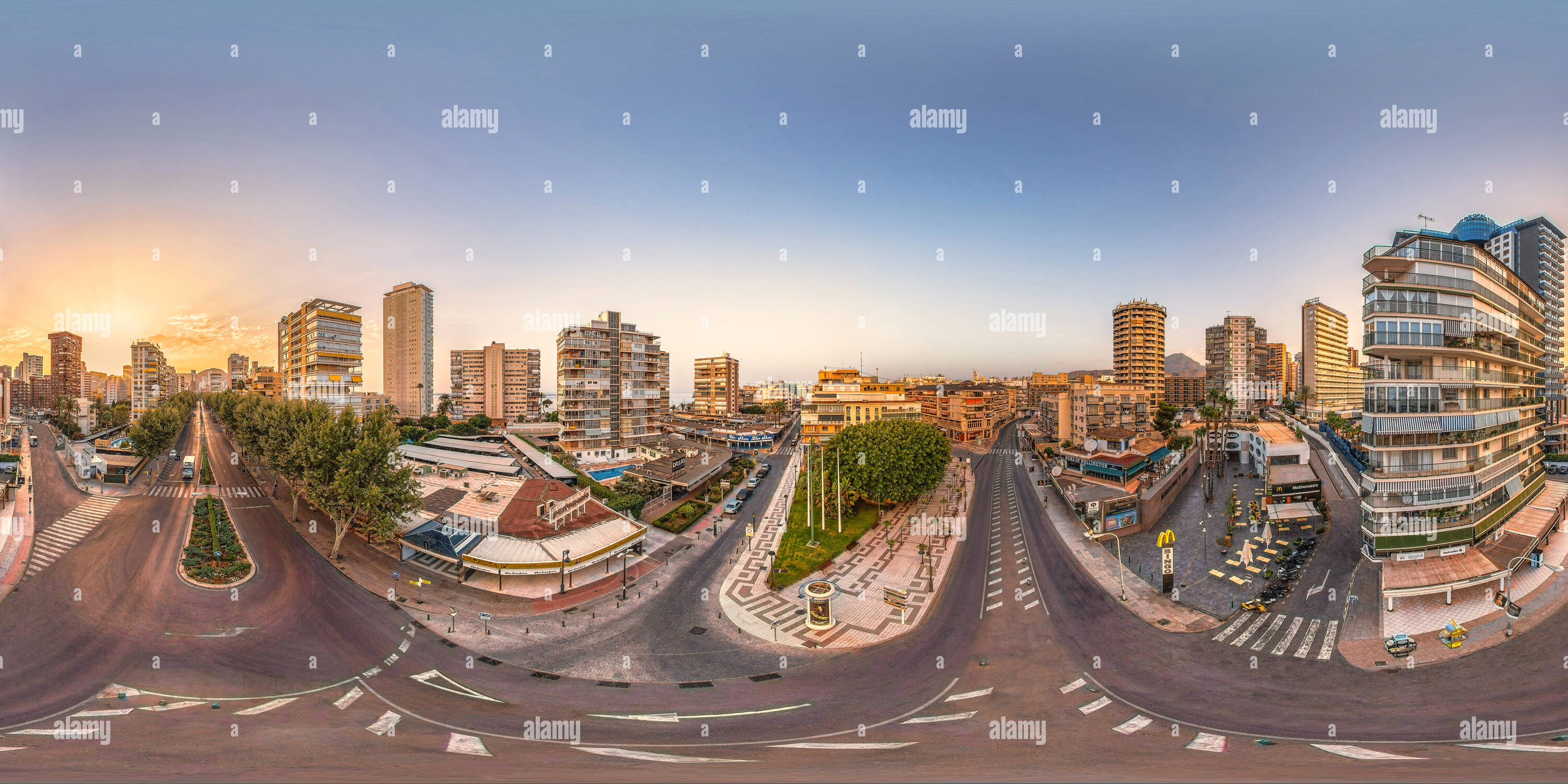 Visualizzazione panoramica a 360 gradi di Vista aerea della Plaza de la Hispanidad - Piazza centrale di Benidorm - Carrer el pont con Avenida Mediterraneo - Benidorm