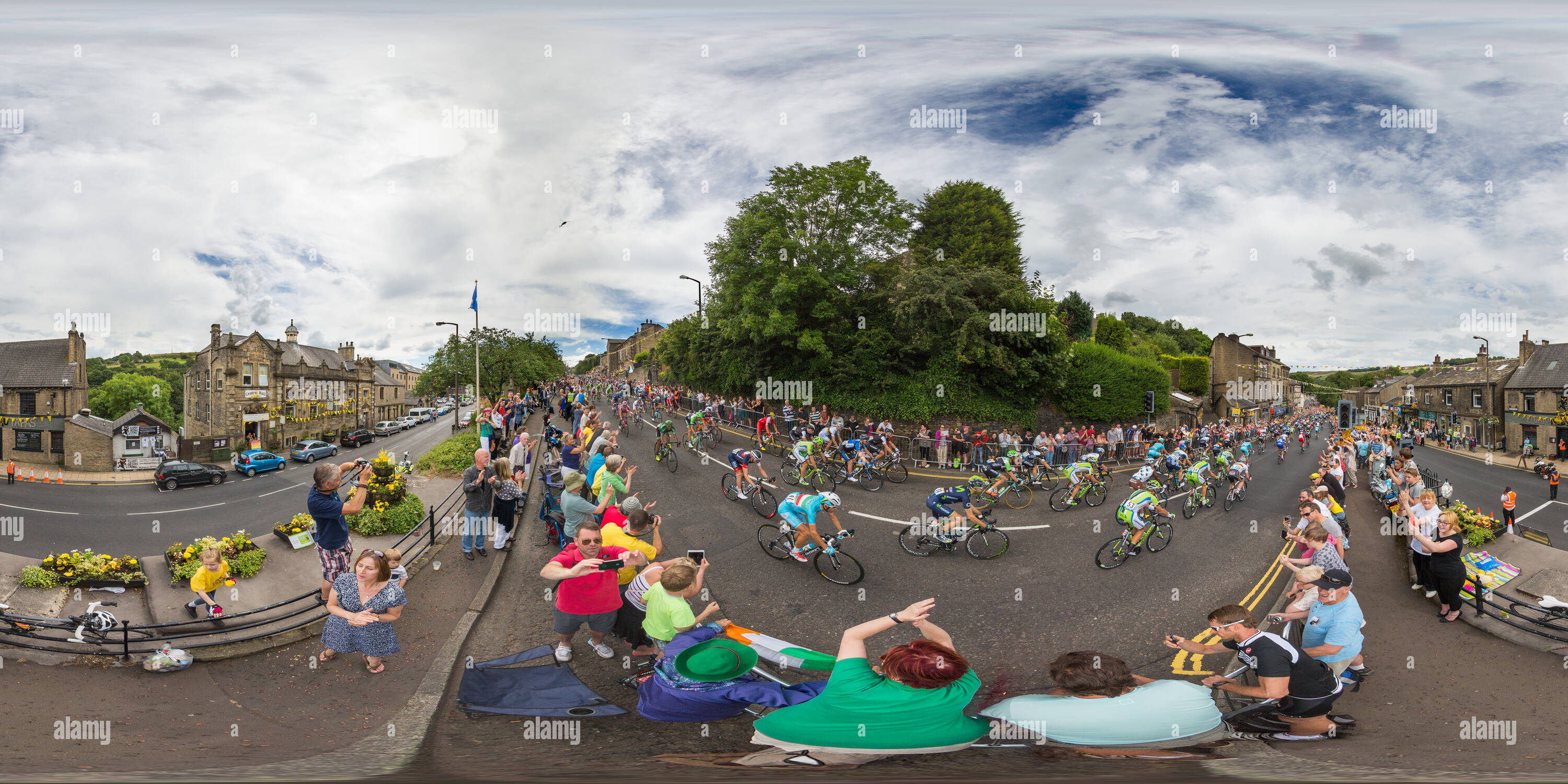 Visualizzazione panoramica a 360 gradi di Tour de France 2014 peloton in Ripponden, Yorkshire