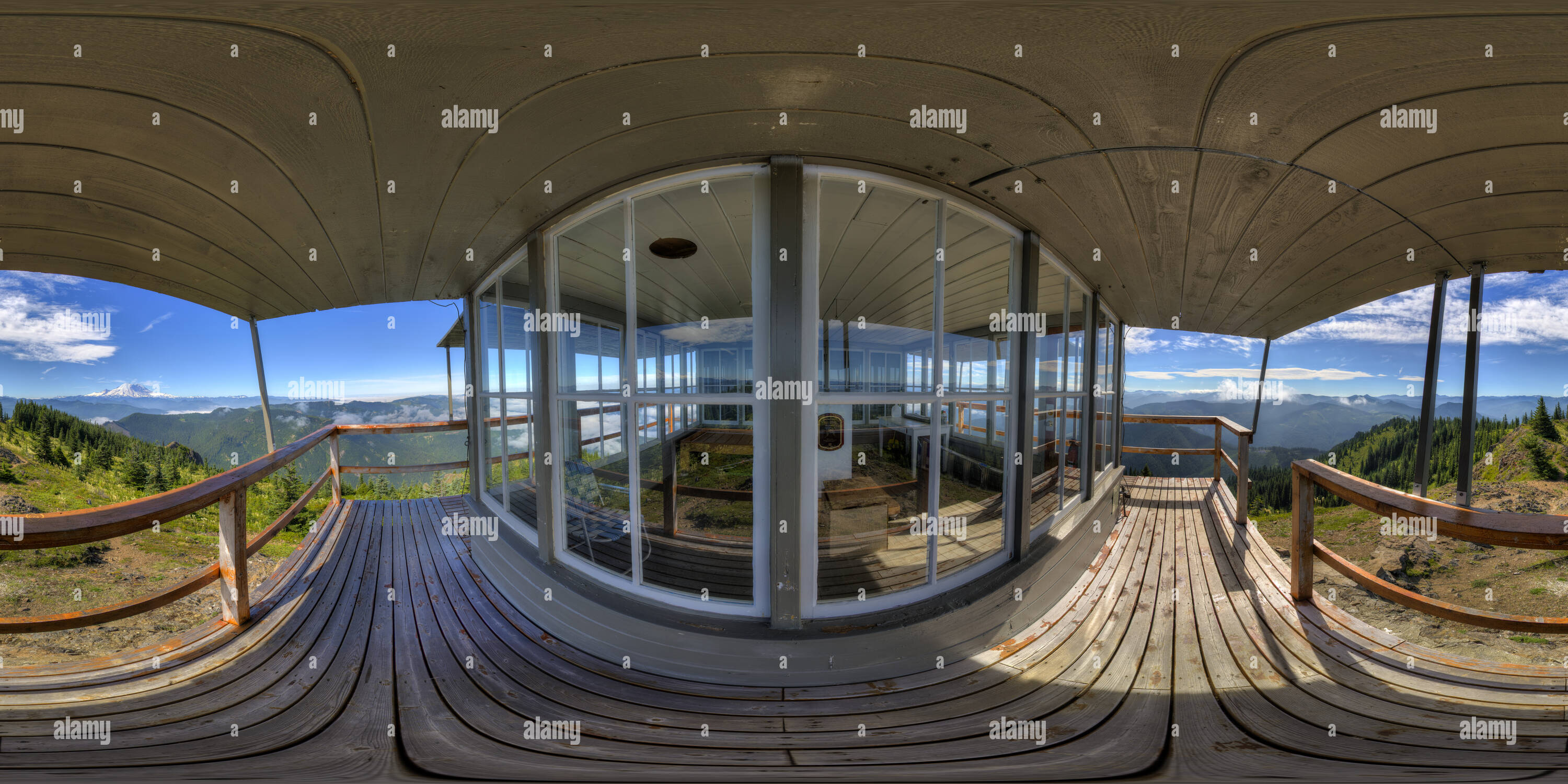 Visualizzazione panoramica a 360 gradi di Mt. Rainier di Kelly Butte Lookout, Sud Cascades, stato di WA