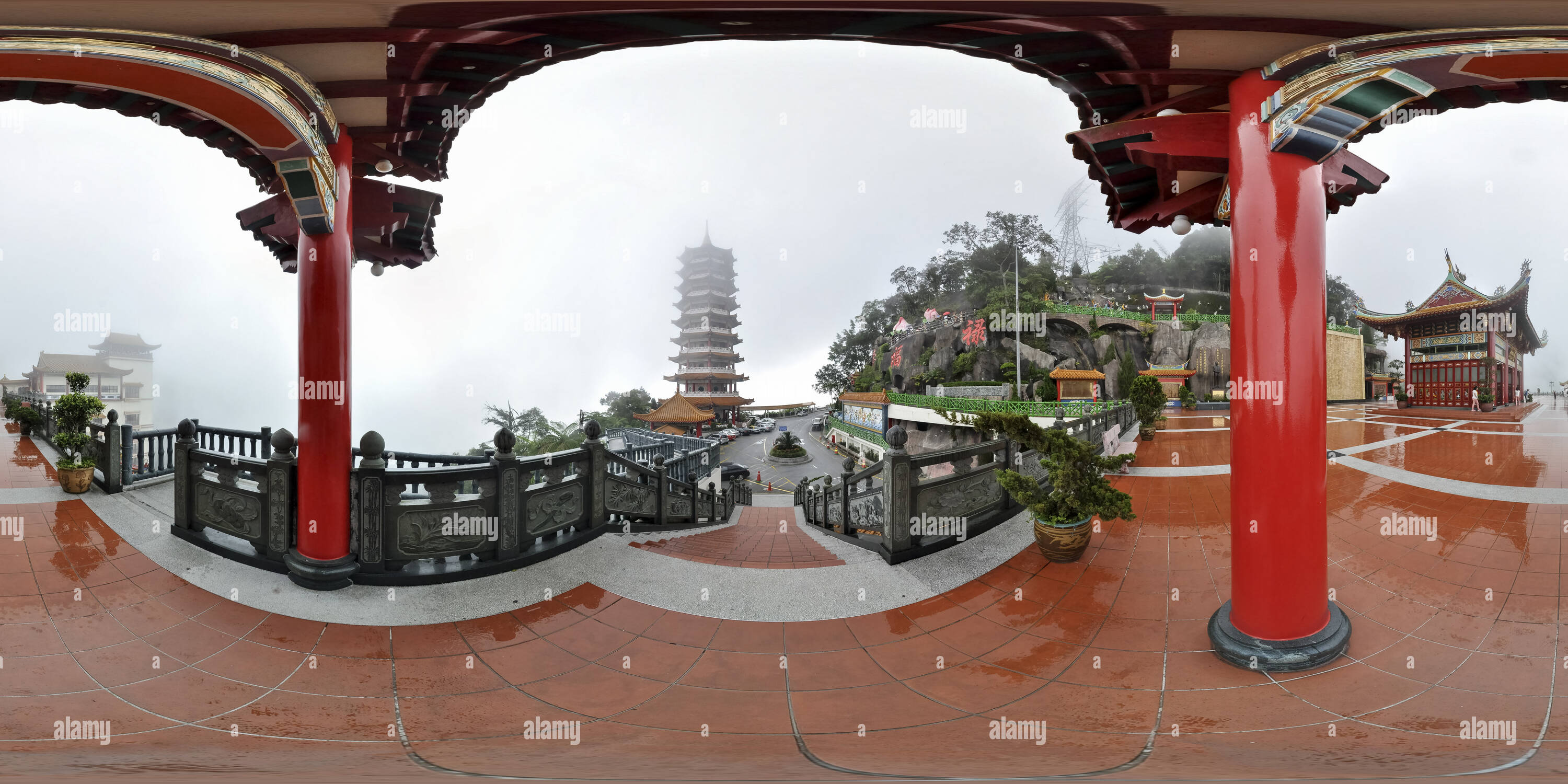 Visualizzazione panoramica a 360 gradi di Tempio del Buddha di con le nuvole 2