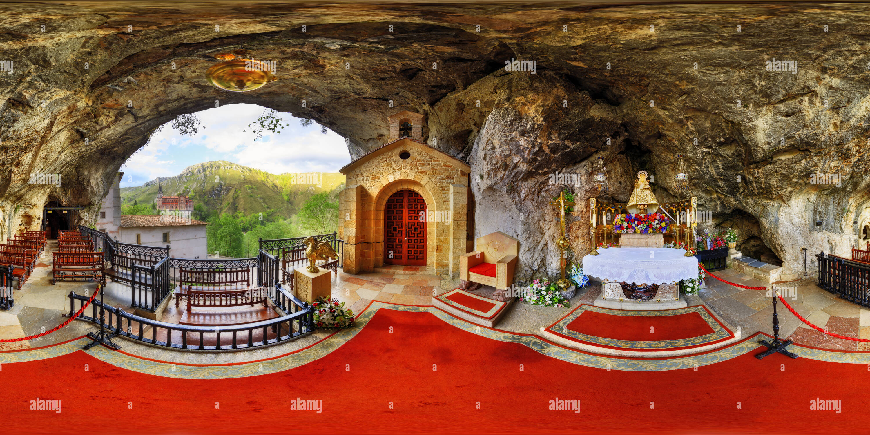 Visualizzazione panoramica a 360 gradi di Santa Cueva de Covadonga