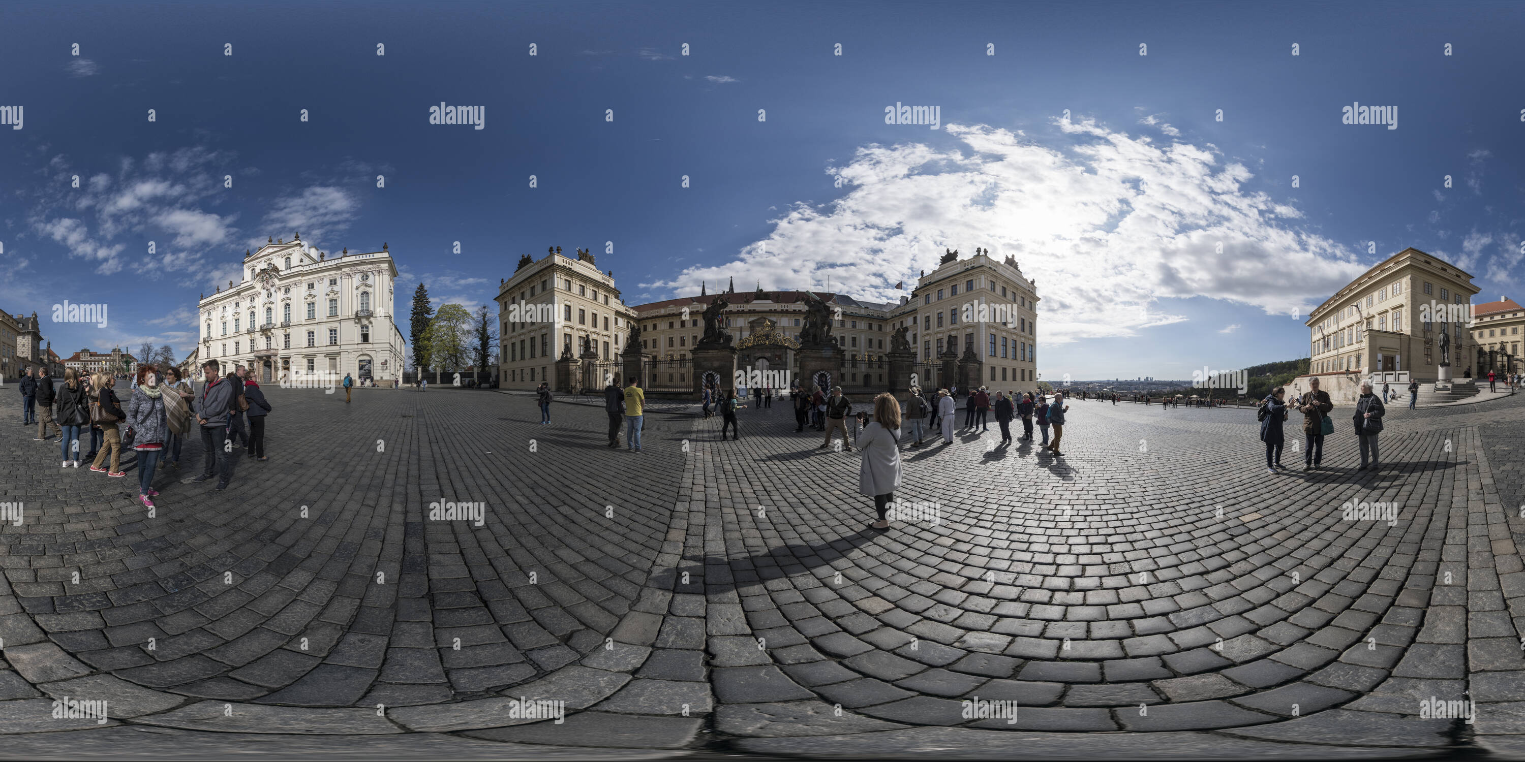 Visualizzazione panoramica a 360 gradi di Il wrestling Titans square, Praga, Repubblica Ceca