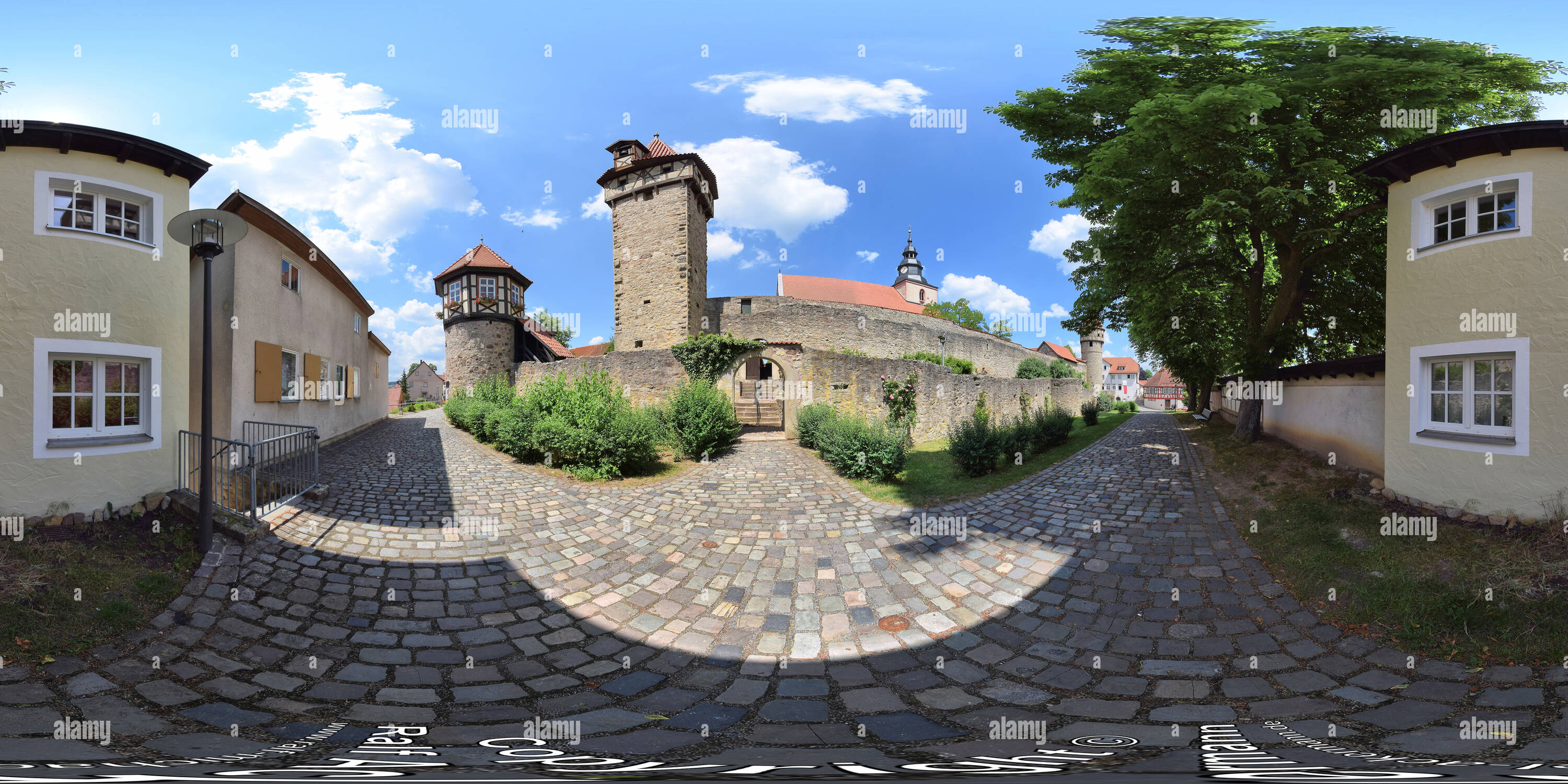 Visualizzazione panoramica a 360 gradi di Ostheim vor der Rhon - Small Alley presso la chiesa fortificata