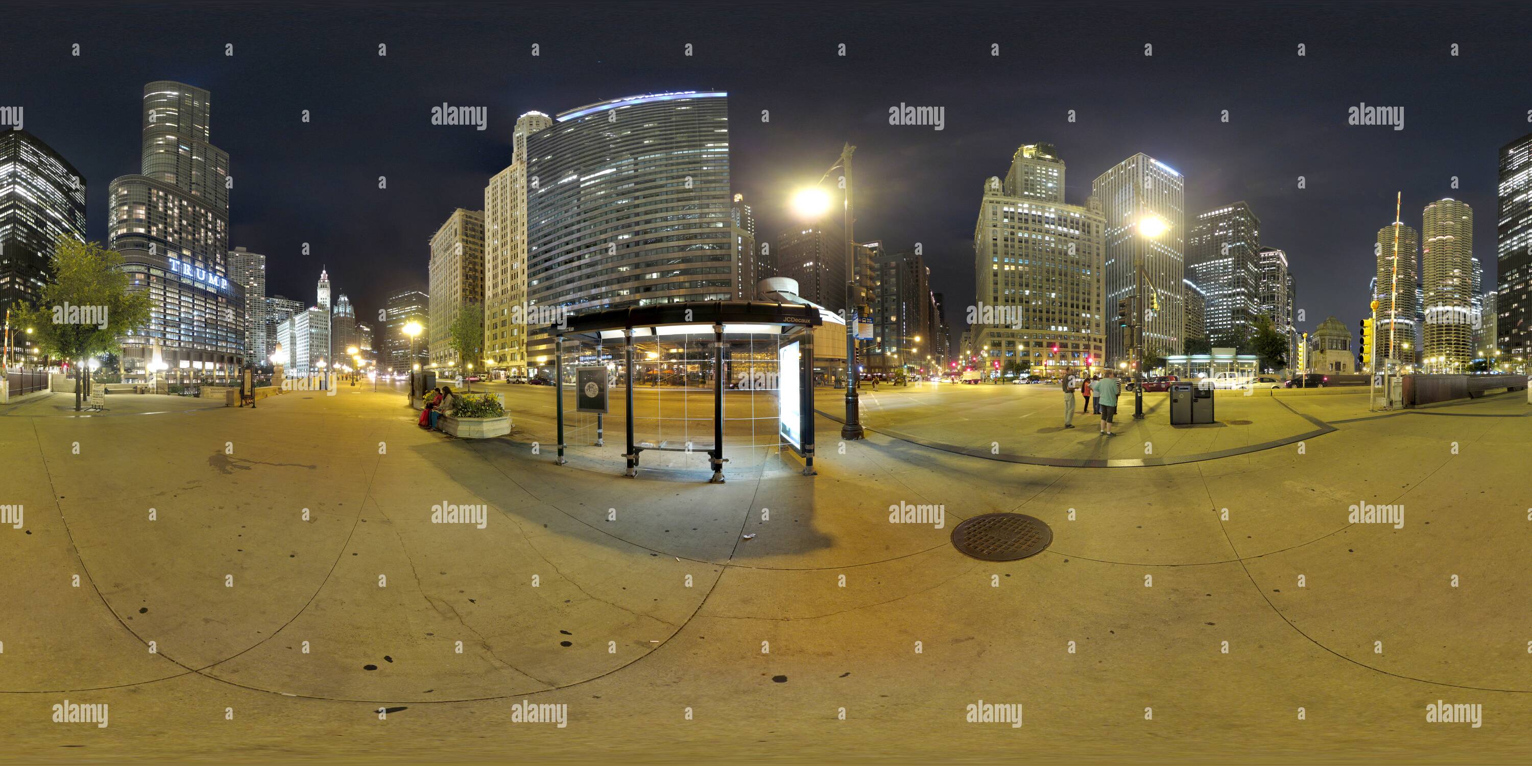 Visualizzazione panoramica a 360 gradi di Wabash Avenue/Upper Wacker Drive scena notturna