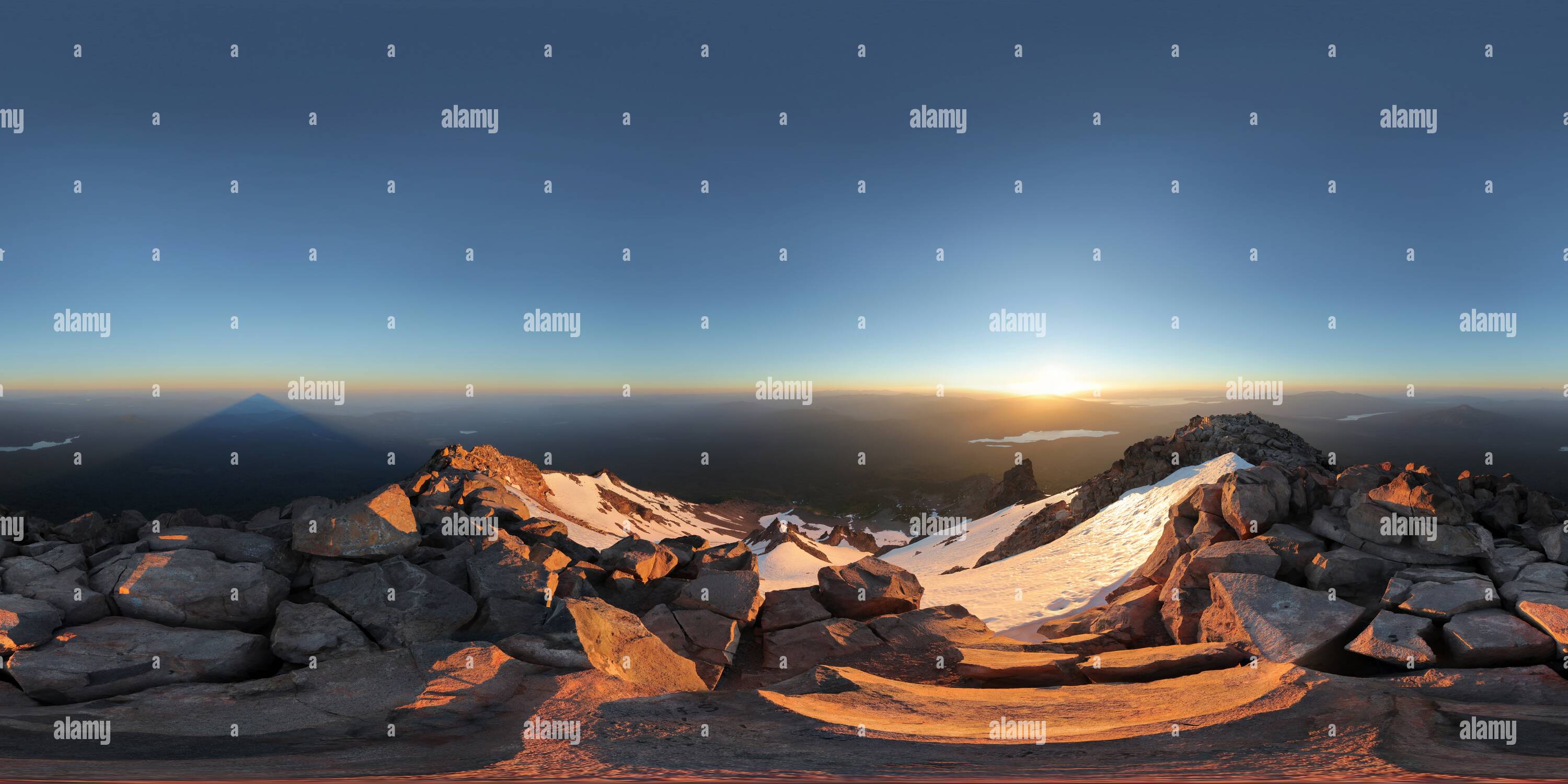 Visualizzazione panoramica a 360 gradi di Mt. McLoughlin (9495'/2894m) summit (sunrise)[1]