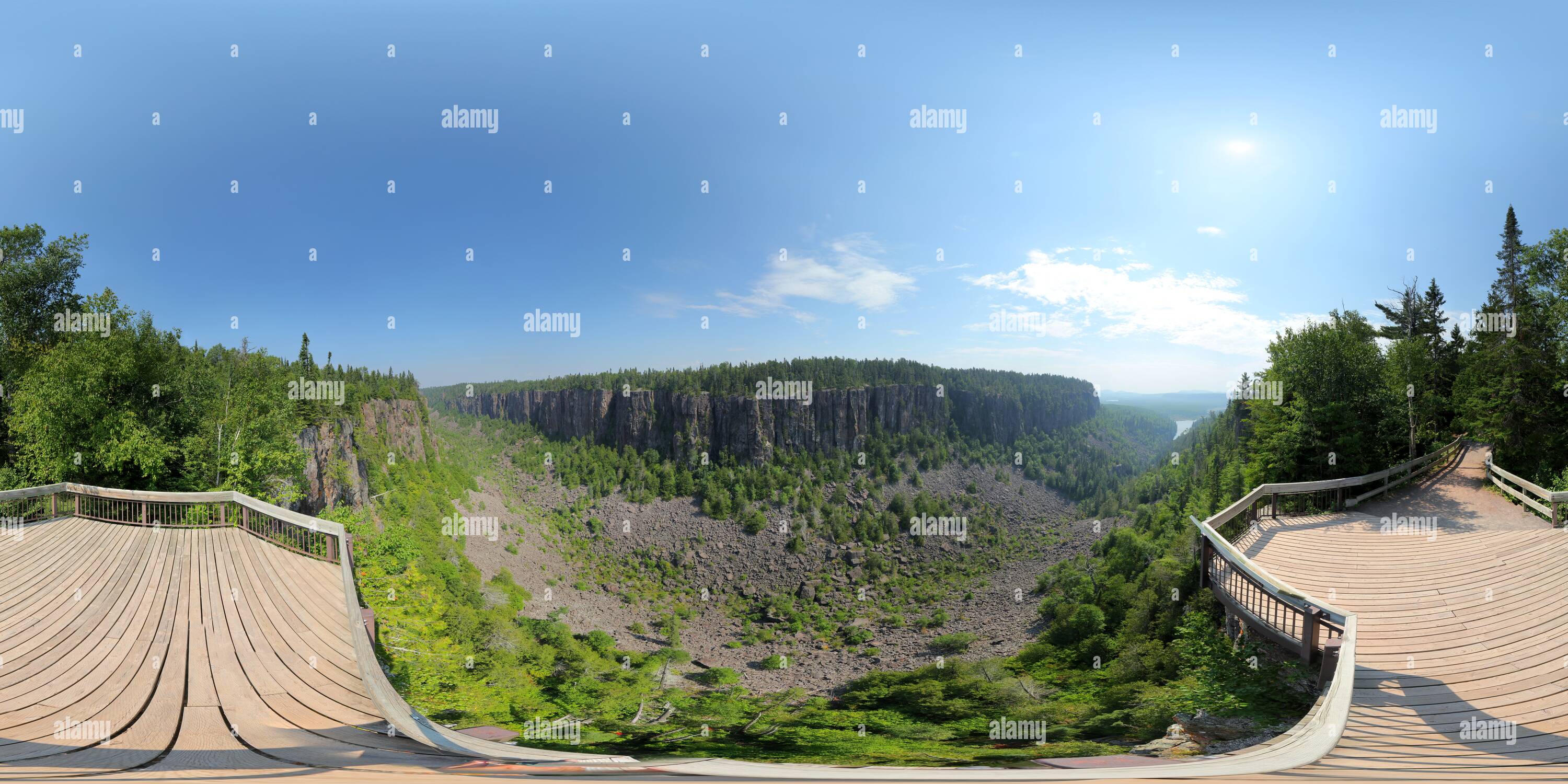 Visualizzazione panoramica a 360 gradi di Ouimet Canyon [2]