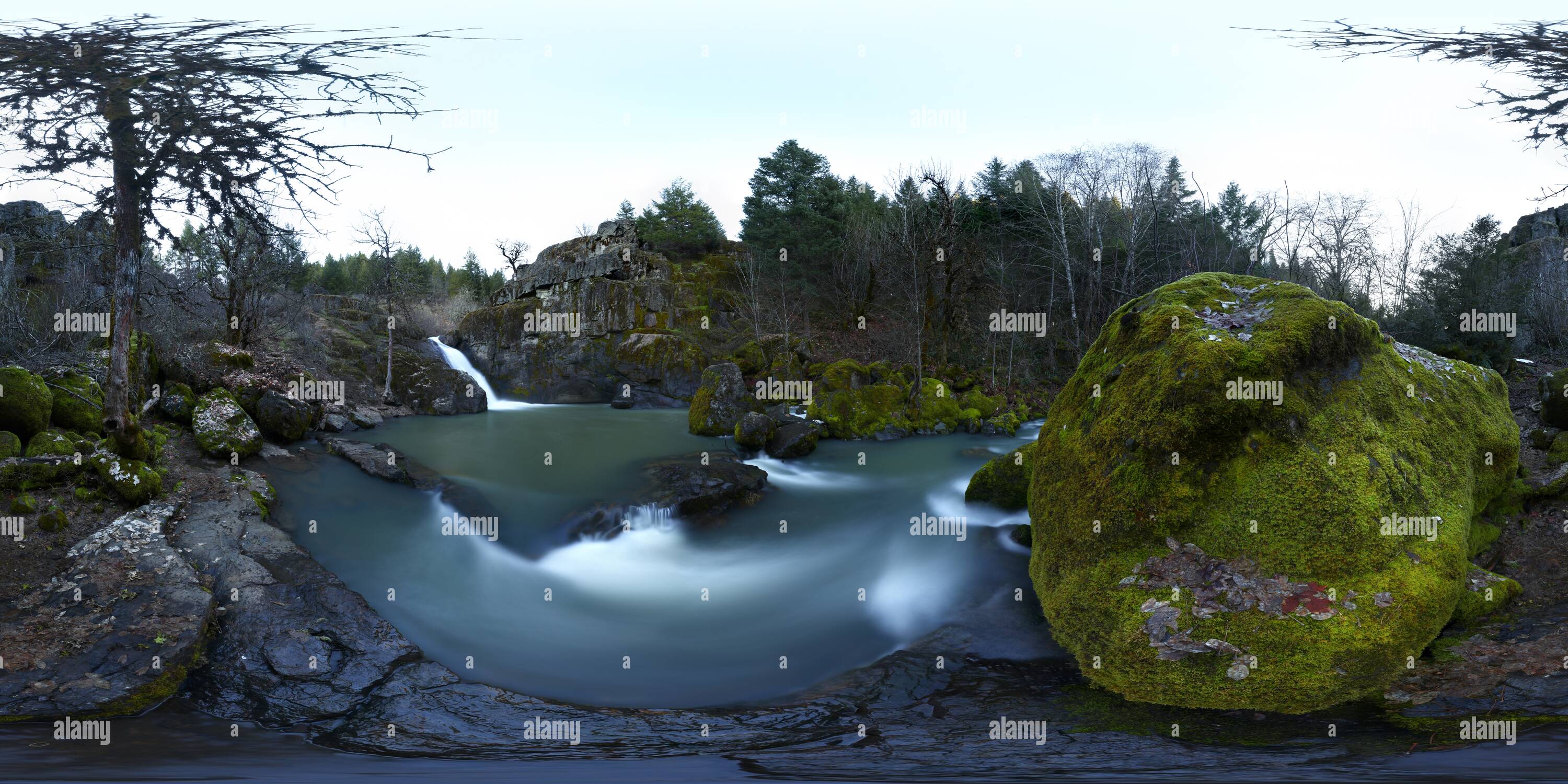 Visualizzazione panoramica a 360 gradi di Tomaia Elk Creek Falls [2]