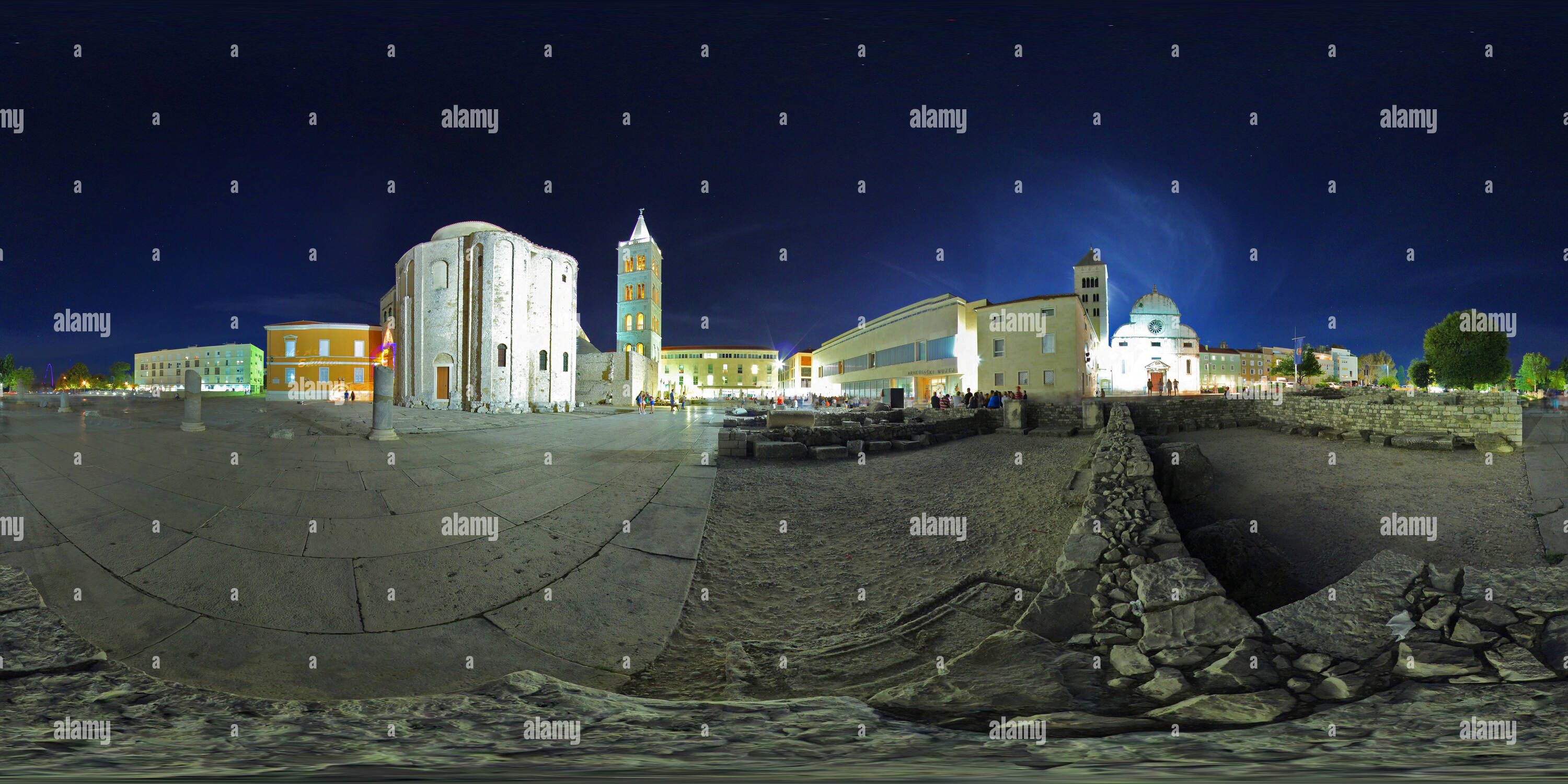 Visualizzazione panoramica a 360 gradi di Zadar - Zeleni trg di notte