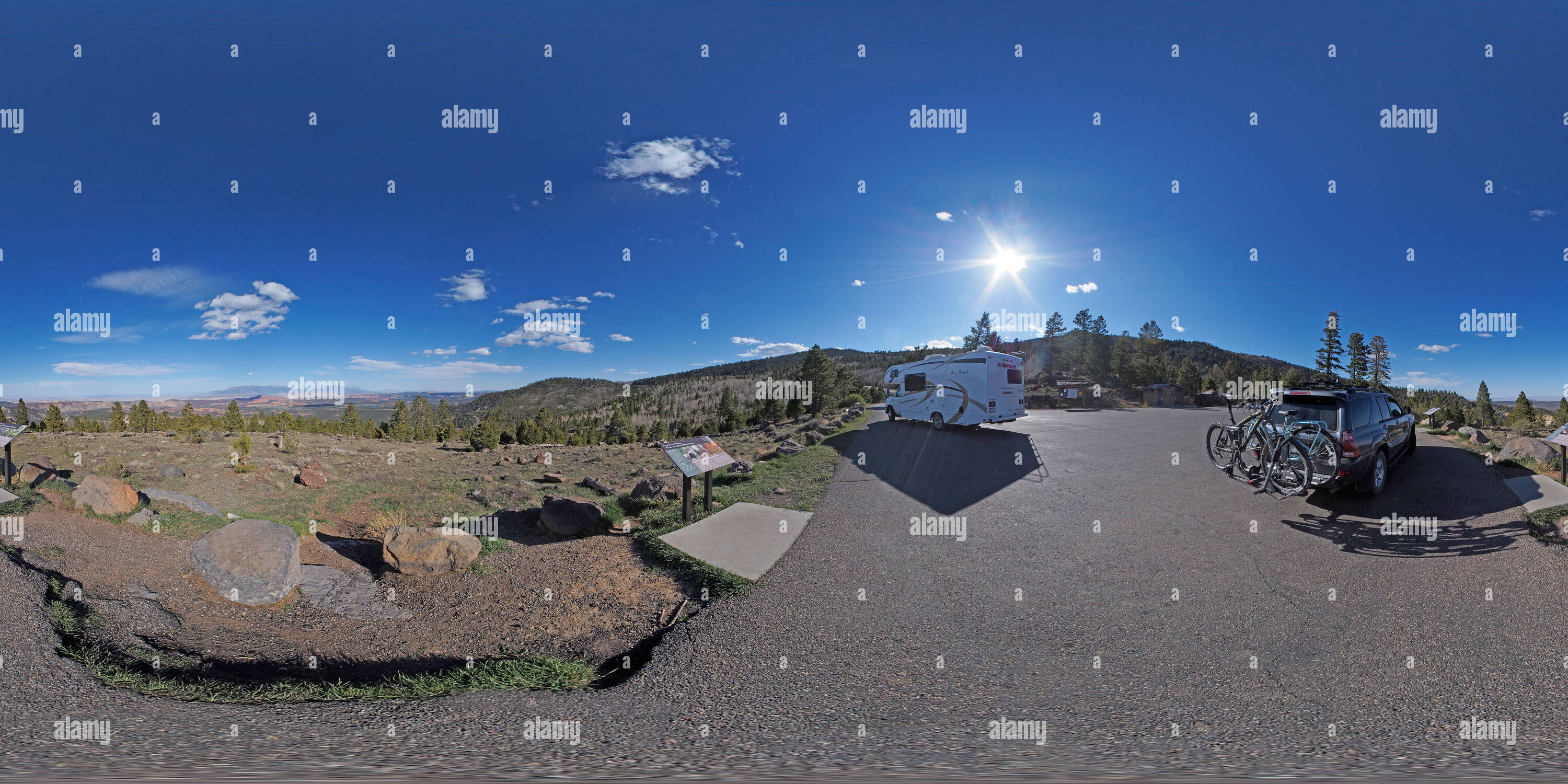 Visualizzazione panoramica a 360 gradi di Boulder punto di vista montagna sopra Capitol Reef