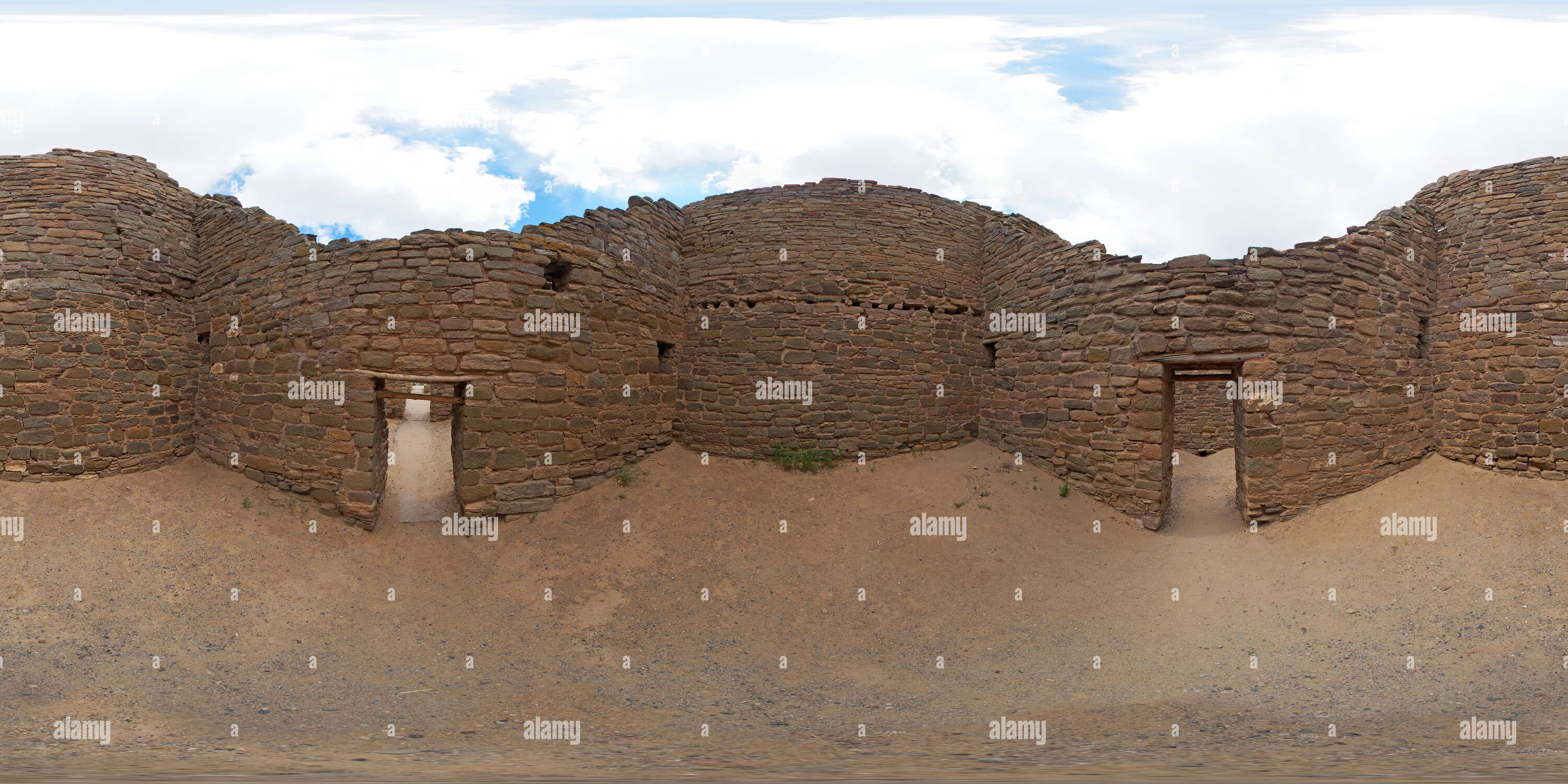 Visualizzazione panoramica a 360 gradi di Camere scoperchiata e portali allineati alla rovina azteca