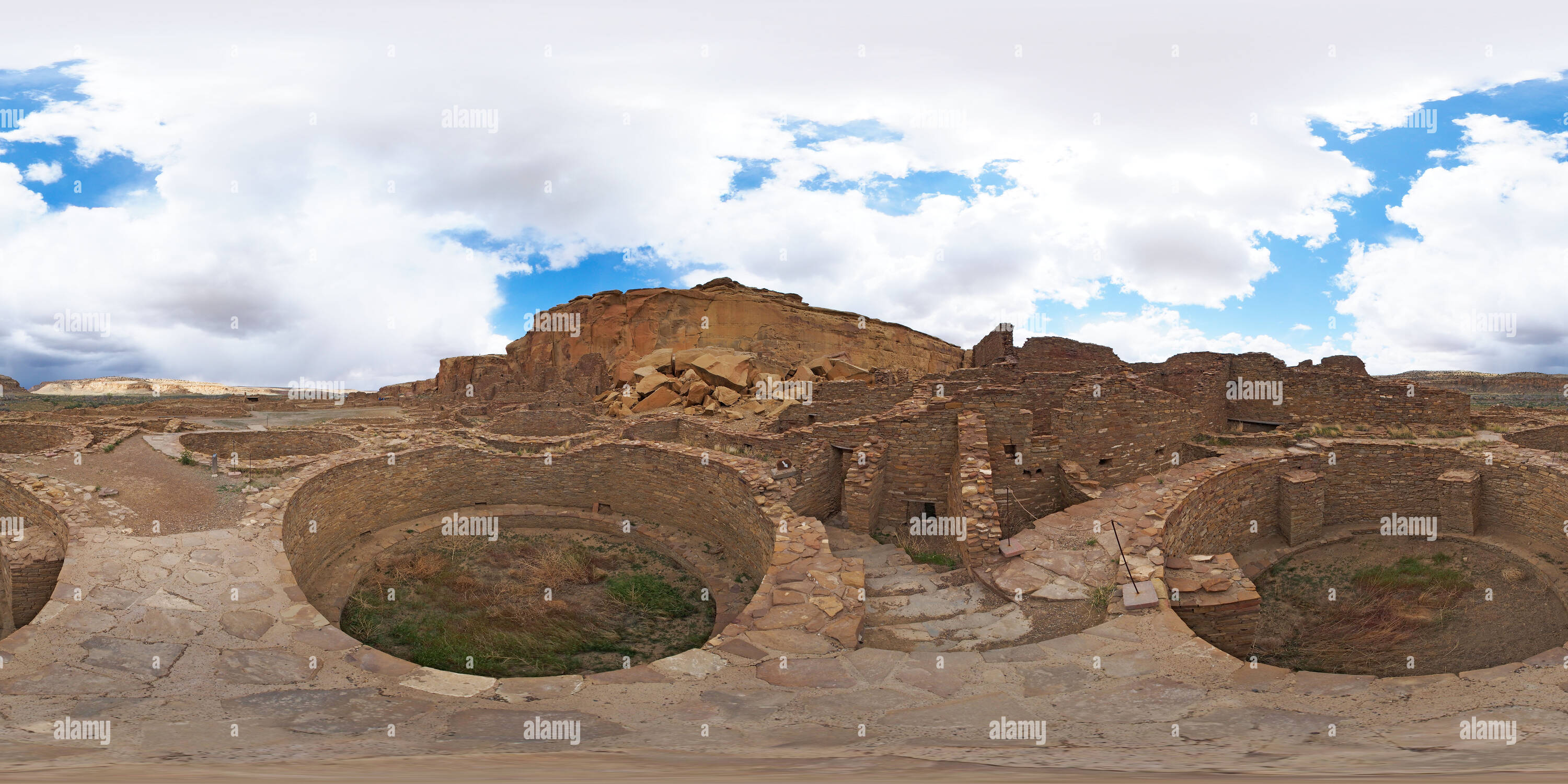 Visualizzazione panoramica a 360 gradi di Cluster Kivas contro l oriente tier di camere al Pueblo Bonito