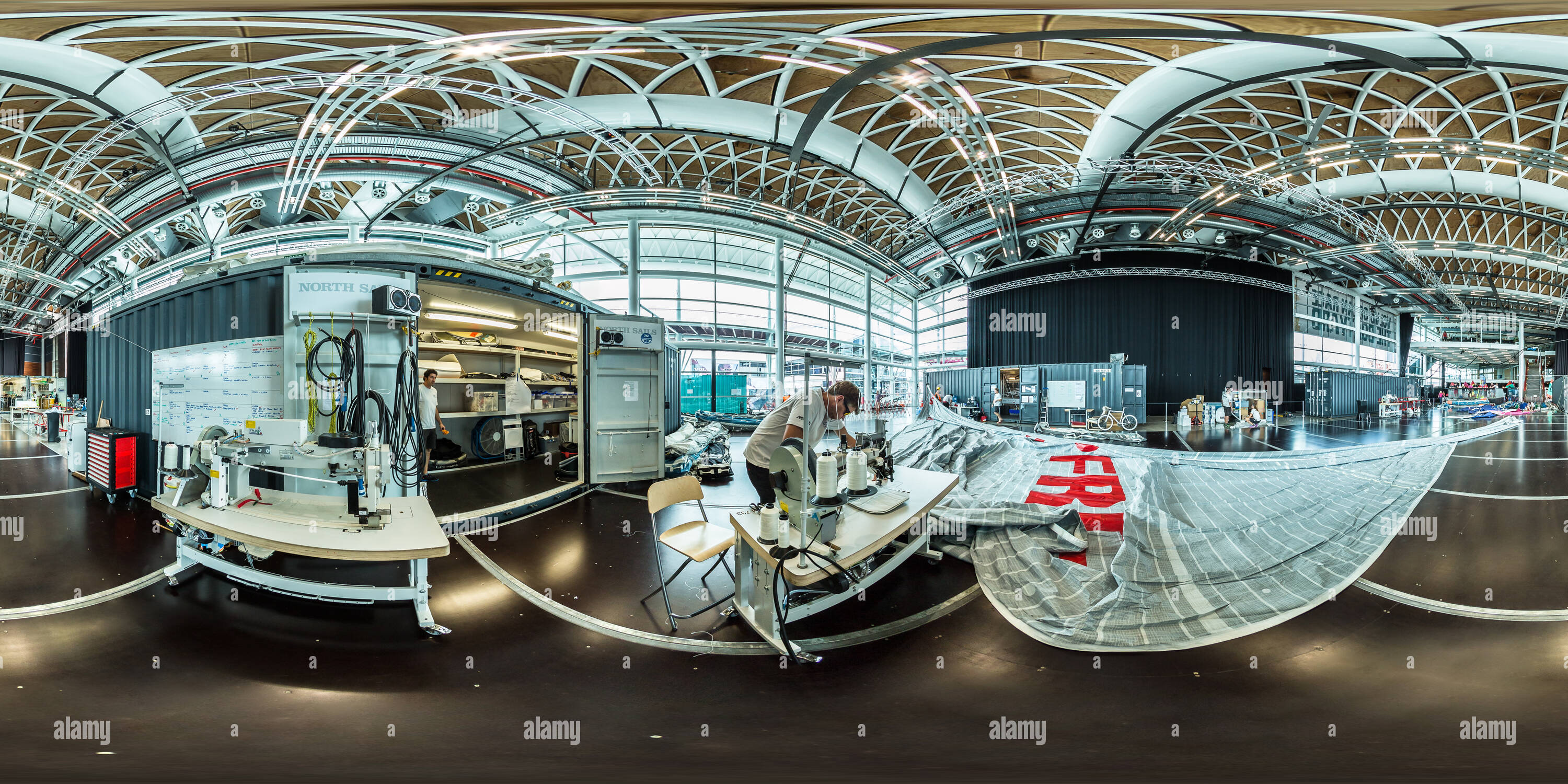 Visualizzazione panoramica a 360 gradi di Riparazione vela Team MAPFRE - Il Cantiere - Volvo Ocean Race 2015 scalo di Auckland - Nuova Zelanda