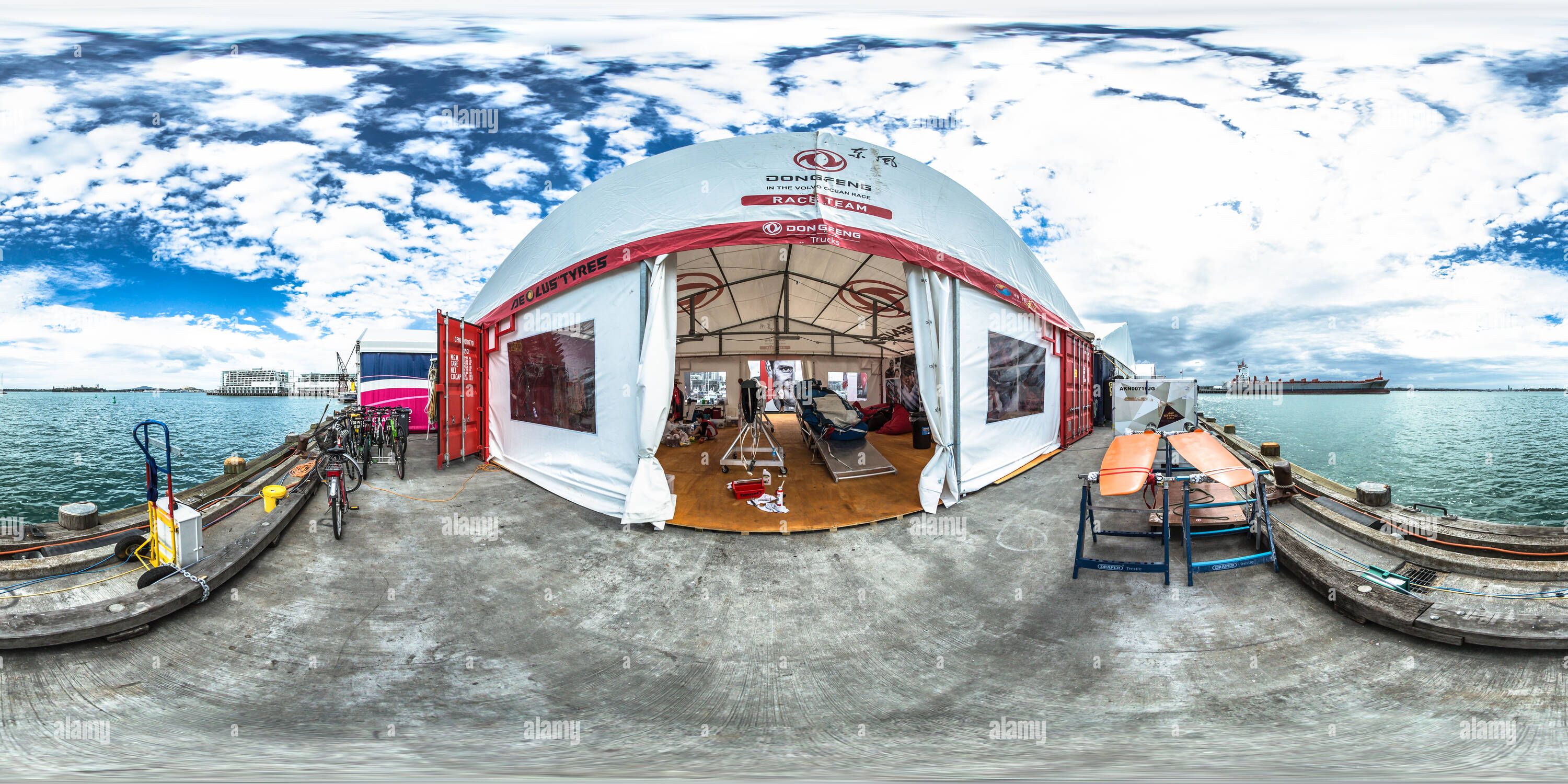 Visualizzazione panoramica a 360 gradi di Timone di ricambio Set - Dongfeng Race Team presso la zona di equipaggiamento - Volvo Ocean Race 2015 scalo di Auckland - Nuova Zelanda