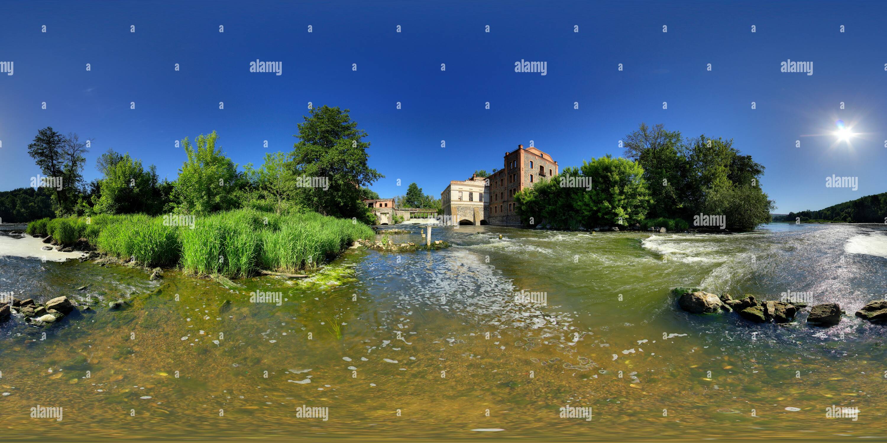 Visualizzazione panoramica a 360 gradi di A sud del fiume Buh dopo aver rovinato watermill