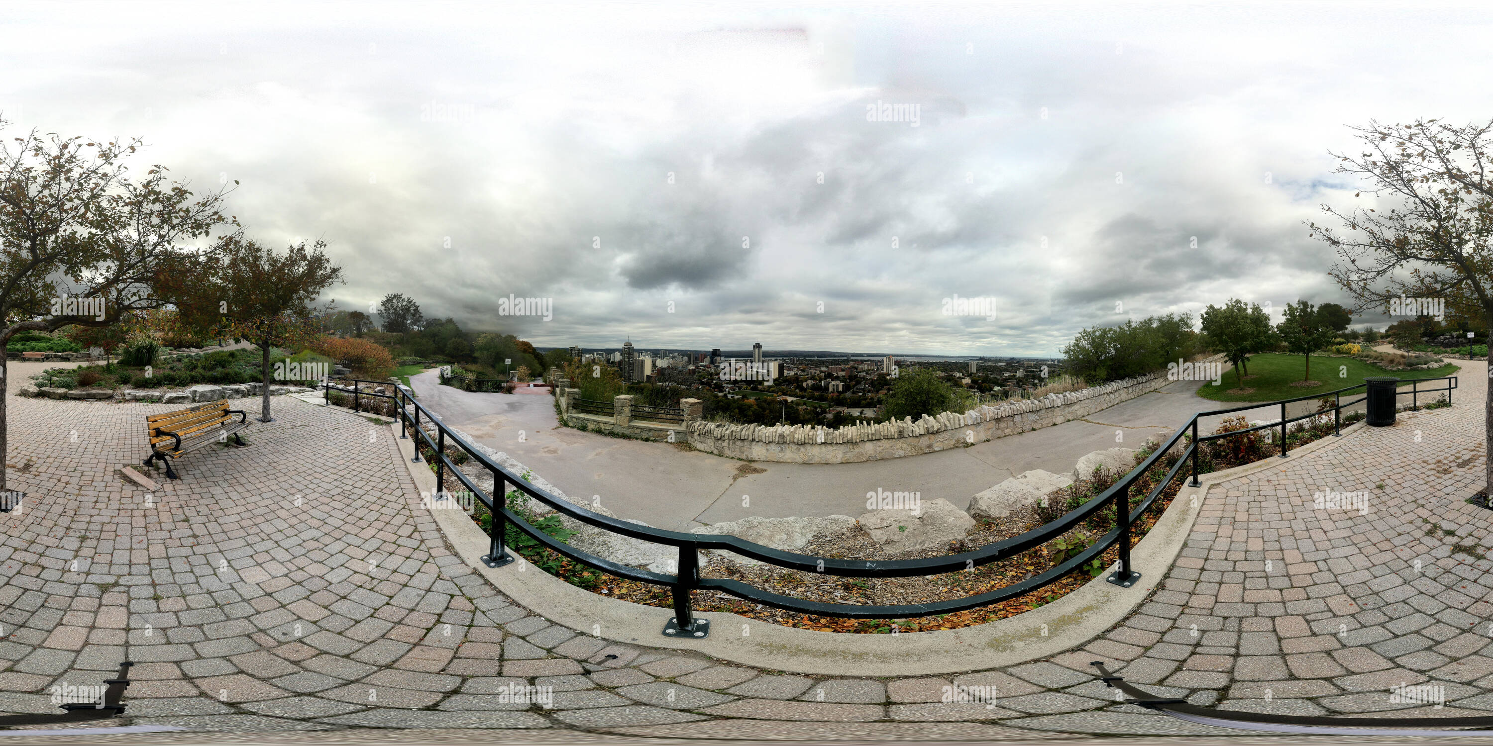 Visualizzazione panoramica a 360 gradi di Sam Lawrence Park, Hamilton, Ontario, Canada.