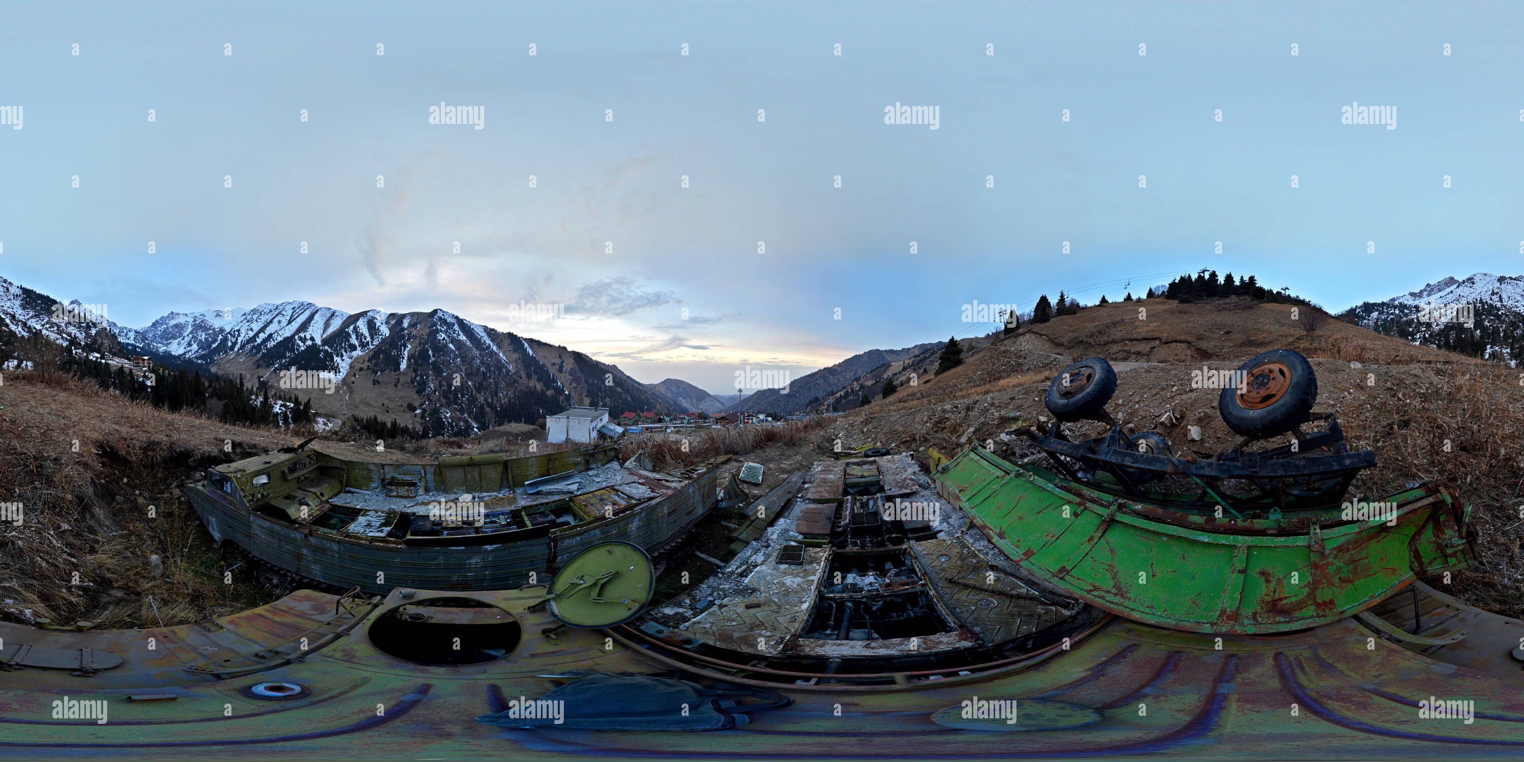 Visualizzazione panoramica a 360 gradi di Vecchi veicoli da neve a sinistra vicino Medeu, Kazakistan