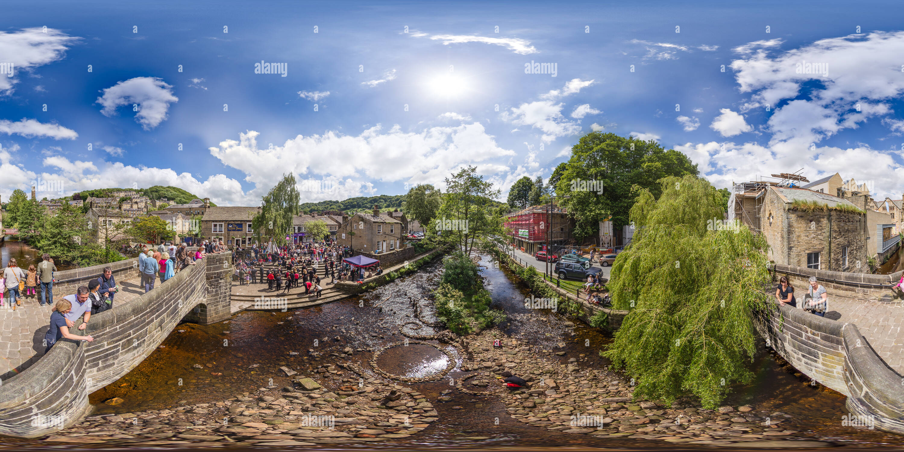 Visualizzazione panoramica a 360 gradi di Hebden Bridge Arts Festival e il bilanciamento pietre di fiume Hebden in acqua