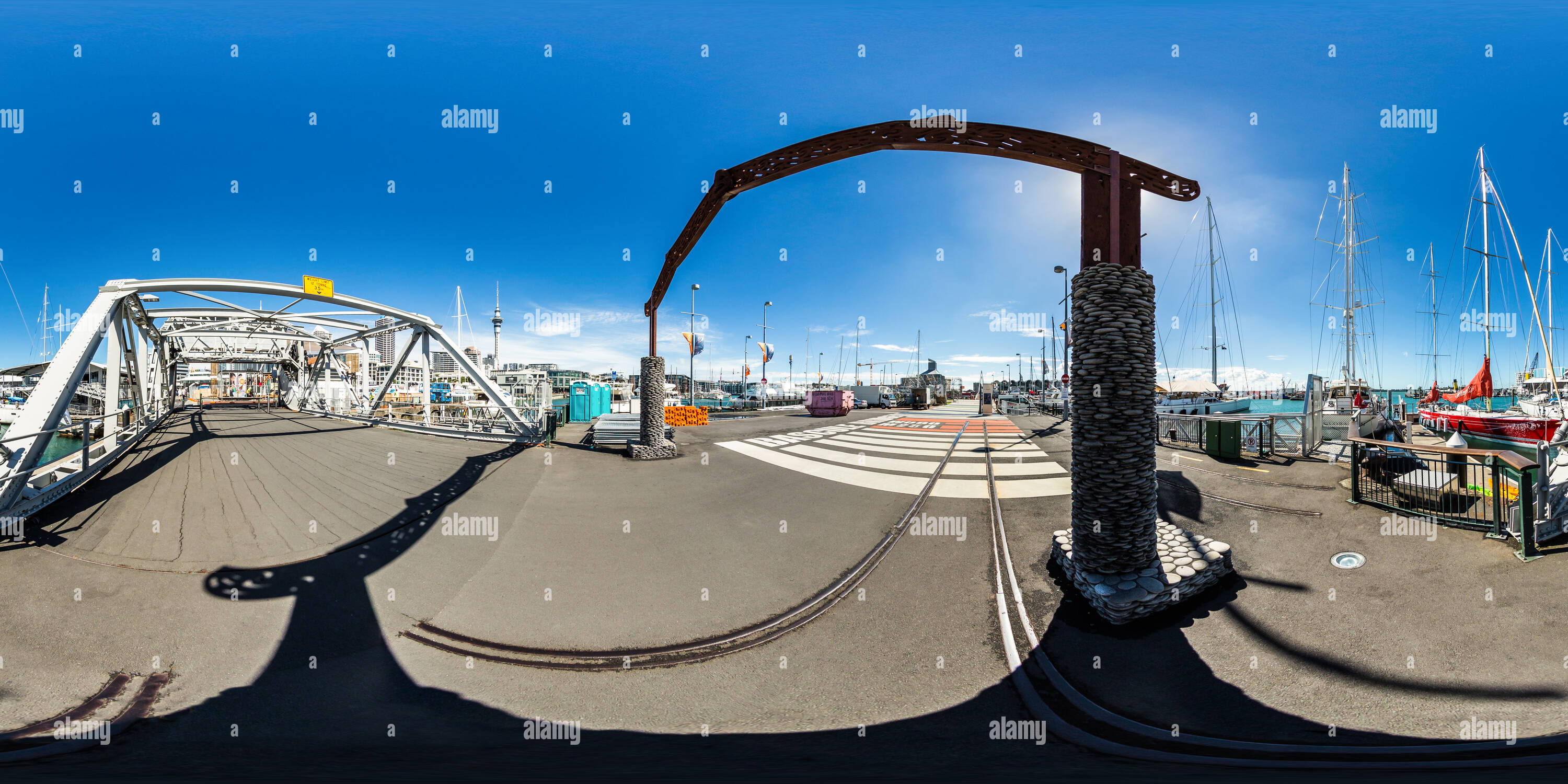 Visualizzazione panoramica a 360 gradi di Gateway intagliato - vecchio ponte levatoio - Te Wero Island - Wynyard di Auckland - Nuova Zelanda