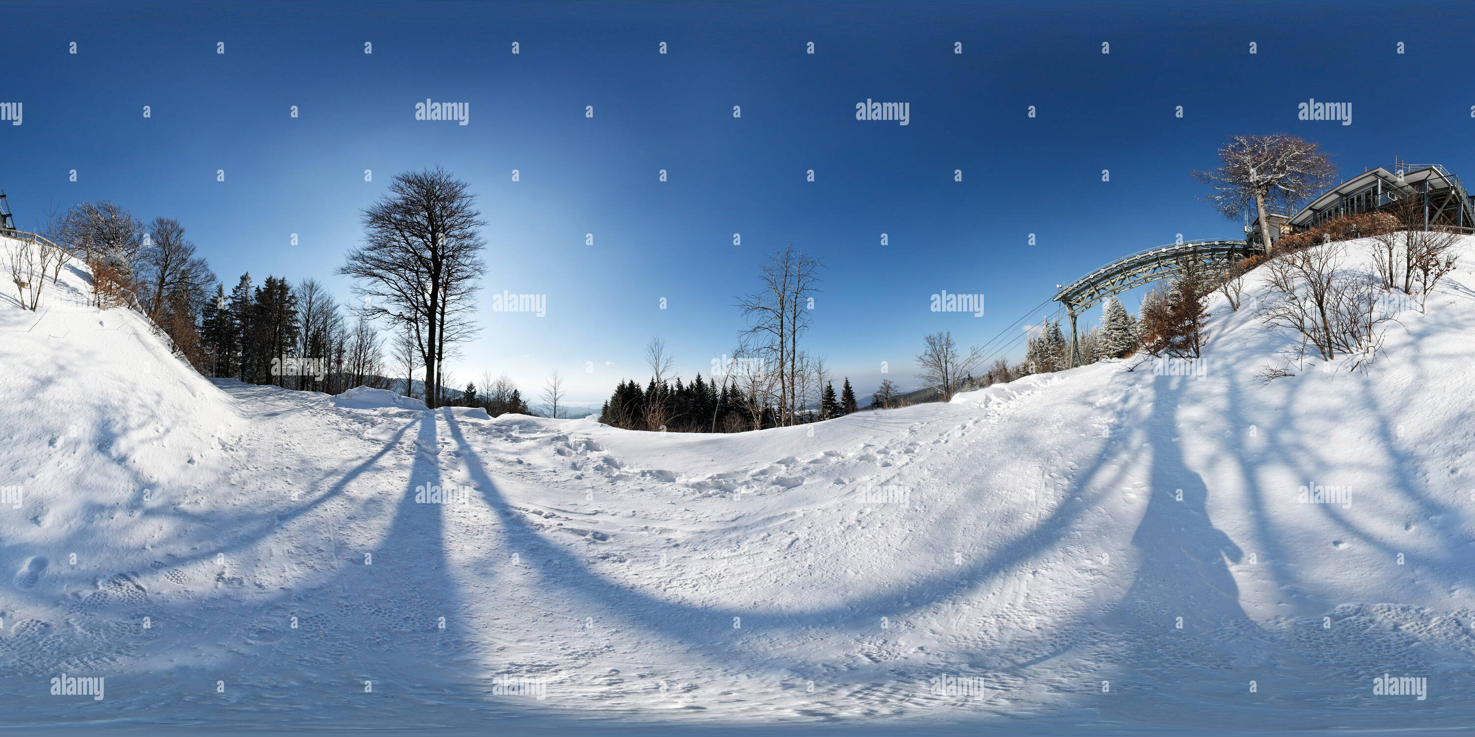 Visualizzazione panoramica a 360 gradi di Schauinsland stazione a monte della funivia di cabina in una giornata ventosa, vista 1