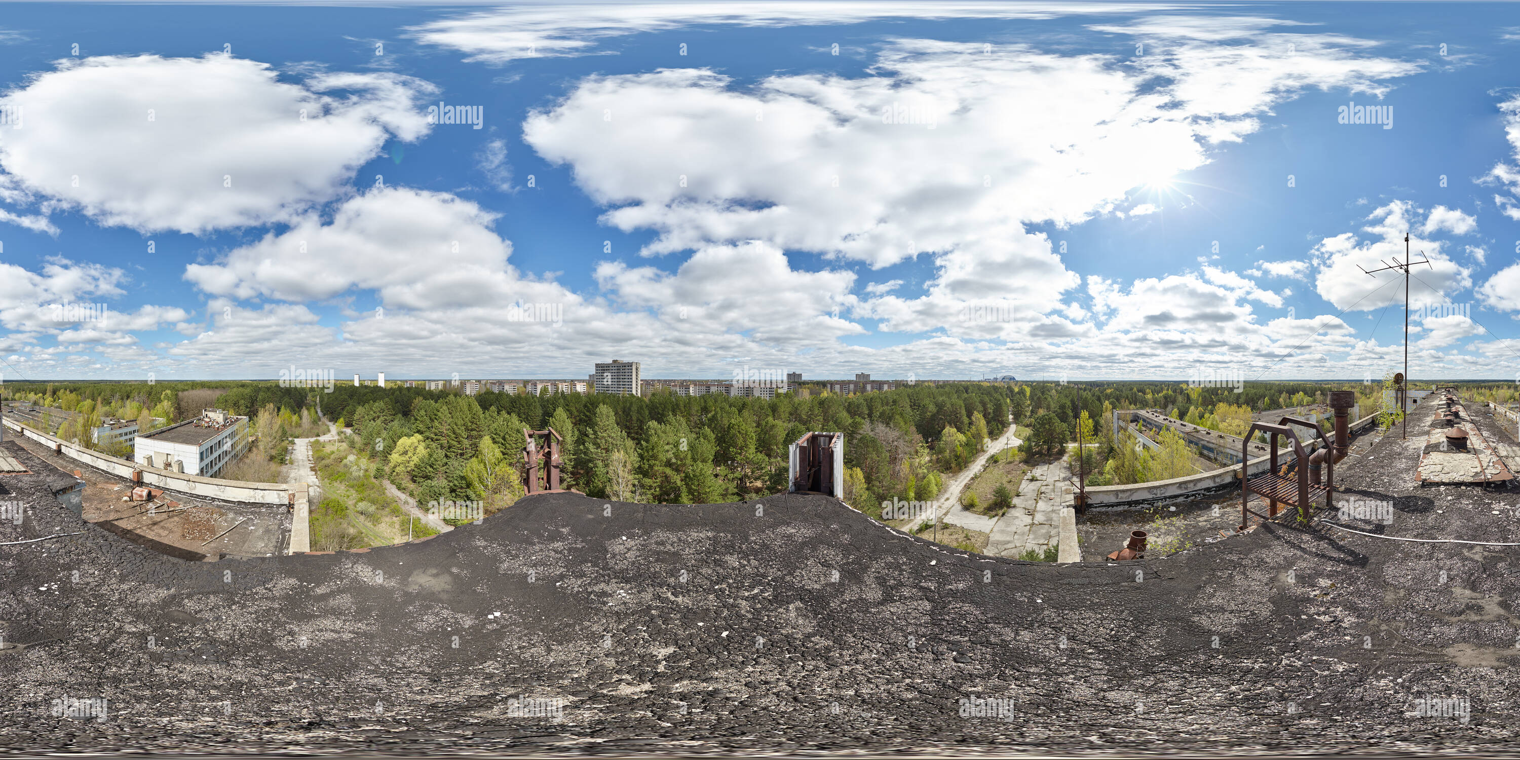 Visualizzazione panoramica a 360 gradi di Pripjat e la centrale nucleare di Cernobyl dalla parte superiore della fabbrica di Giove