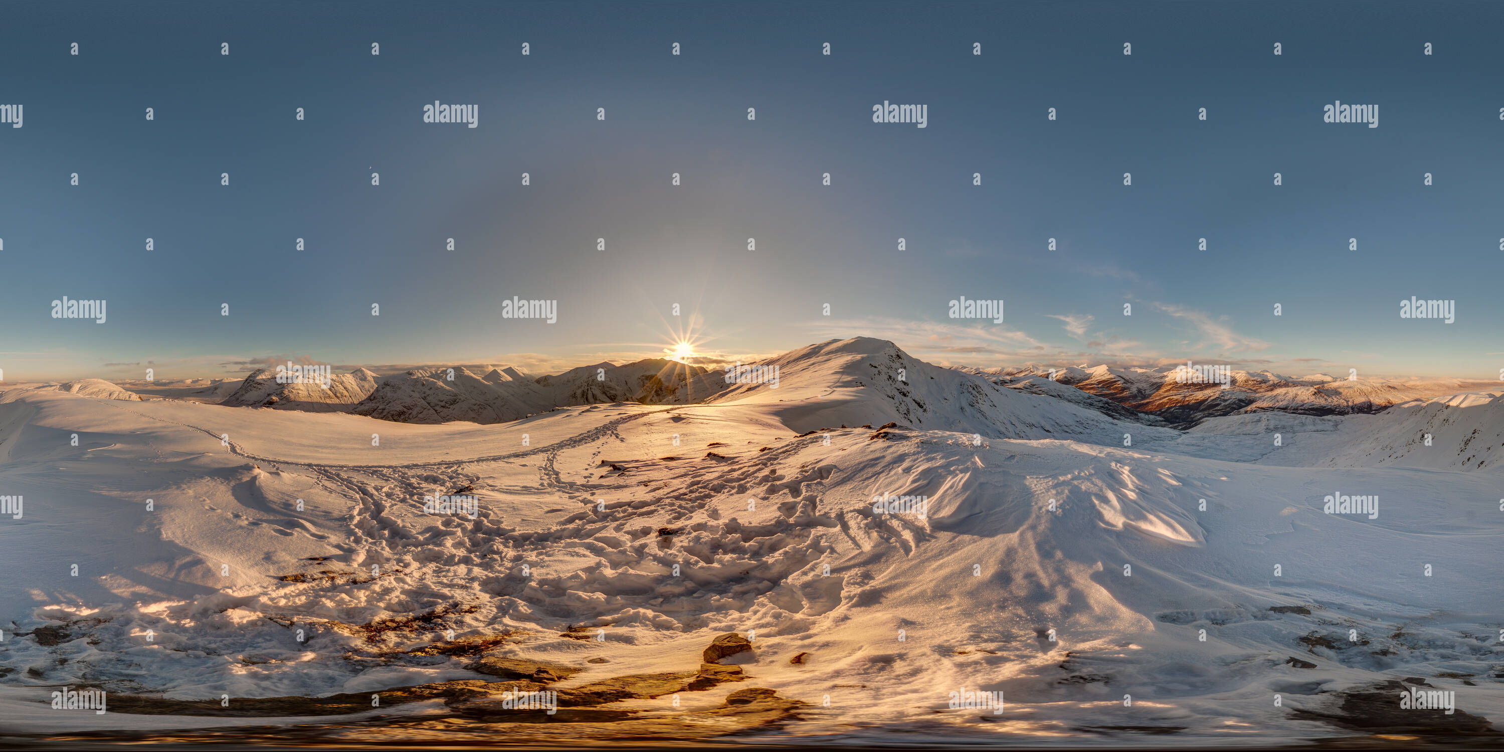 Visualizzazione panoramica a 360 gradi di Luce dorata e cristalli di ghiaccio: passeggiate invernali sulla cresta sopra Glen Coe, Scozia