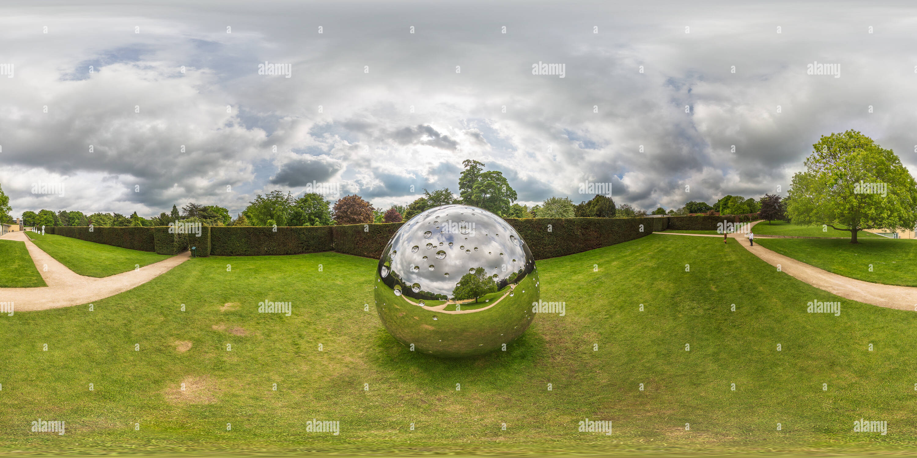 Visualizzazione panoramica a 360 gradi di Non essenziale è sferica in acciaio inossidabile la scultura a Yorkshire Sculpture Park, West Bretton vicino a Wakefield