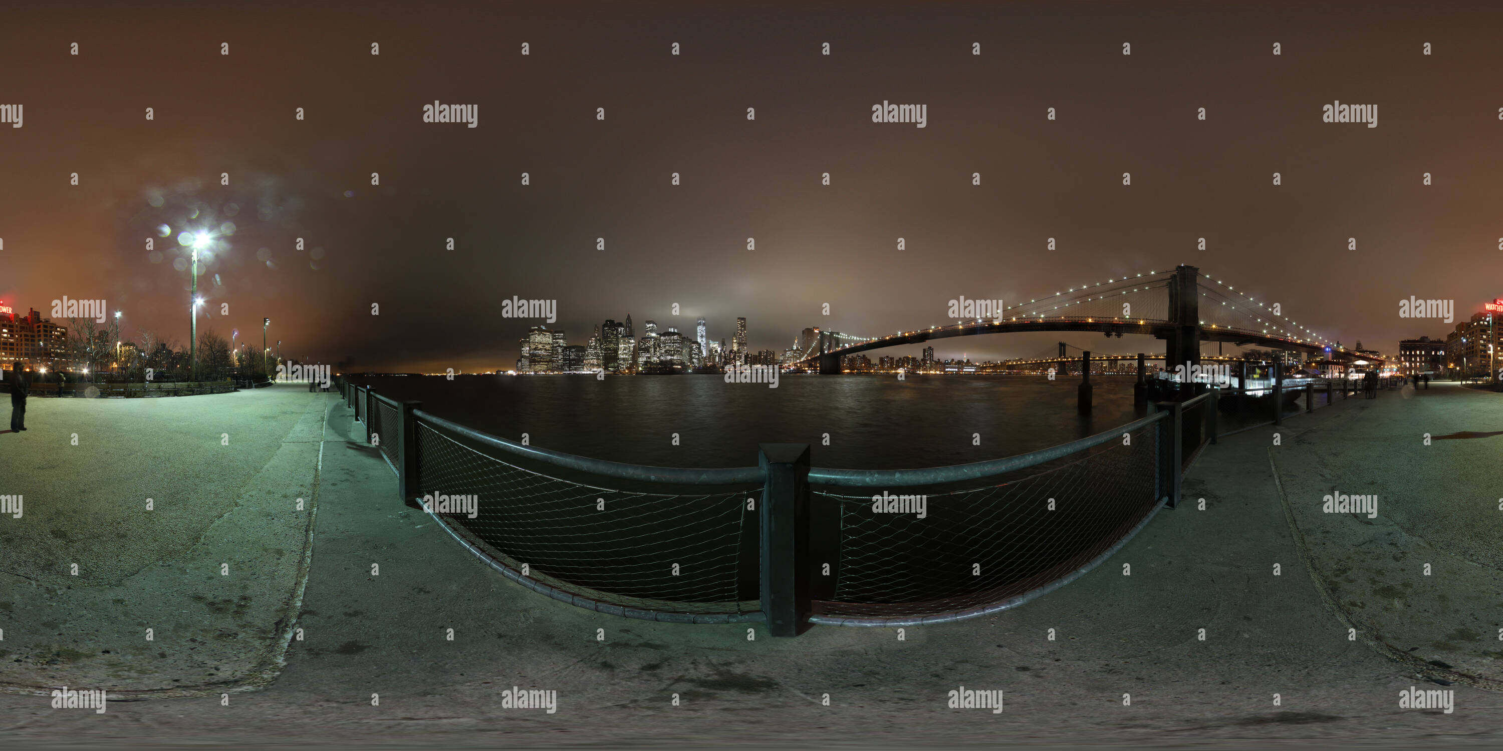 Visualizzazione panoramica a 360 gradi di Ponte di Brooklyn in una notte d'inverno, New York