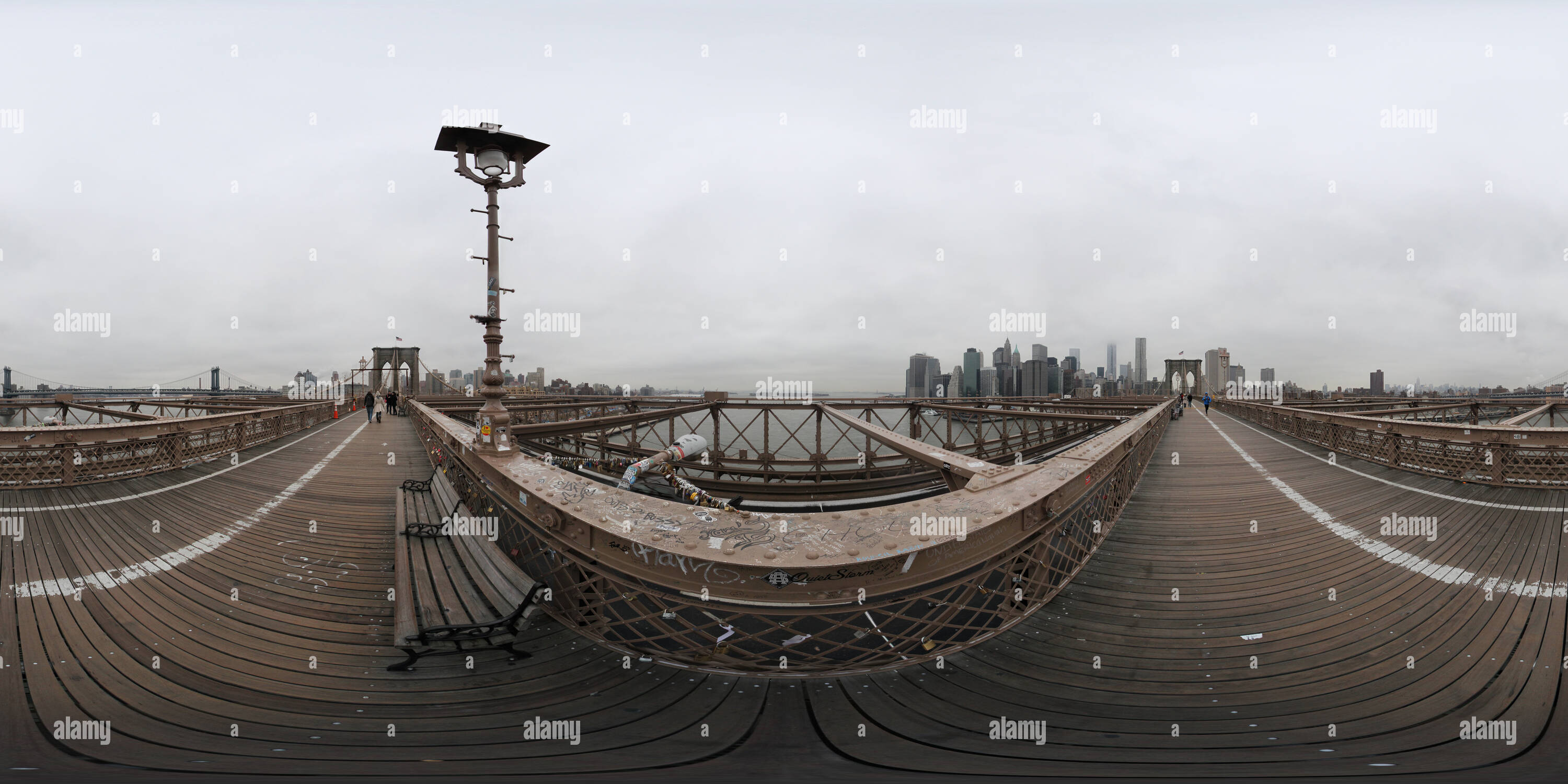 Visualizzazione panoramica a 360 gradi di Ponte di Brooklyn in una giornata invernale, New York