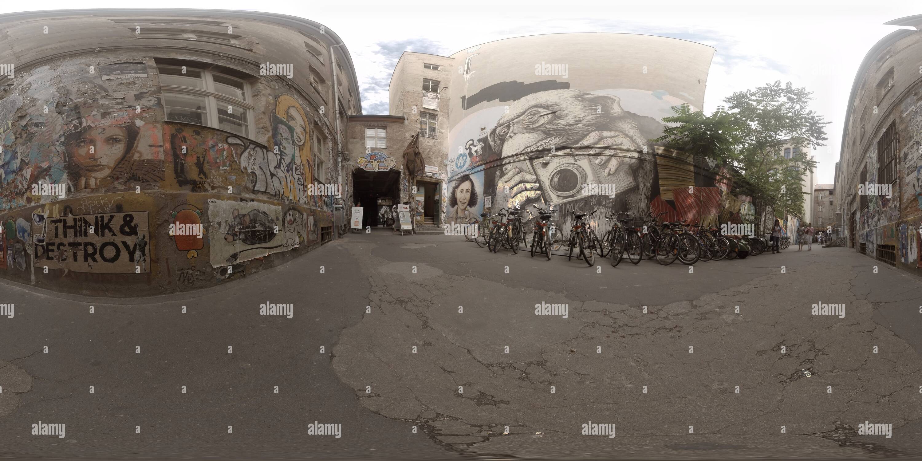 Visualizzazione panoramica a 360 gradi di Il Museo di Anna Frank cortile a Berlino con Jimmy C Street Art