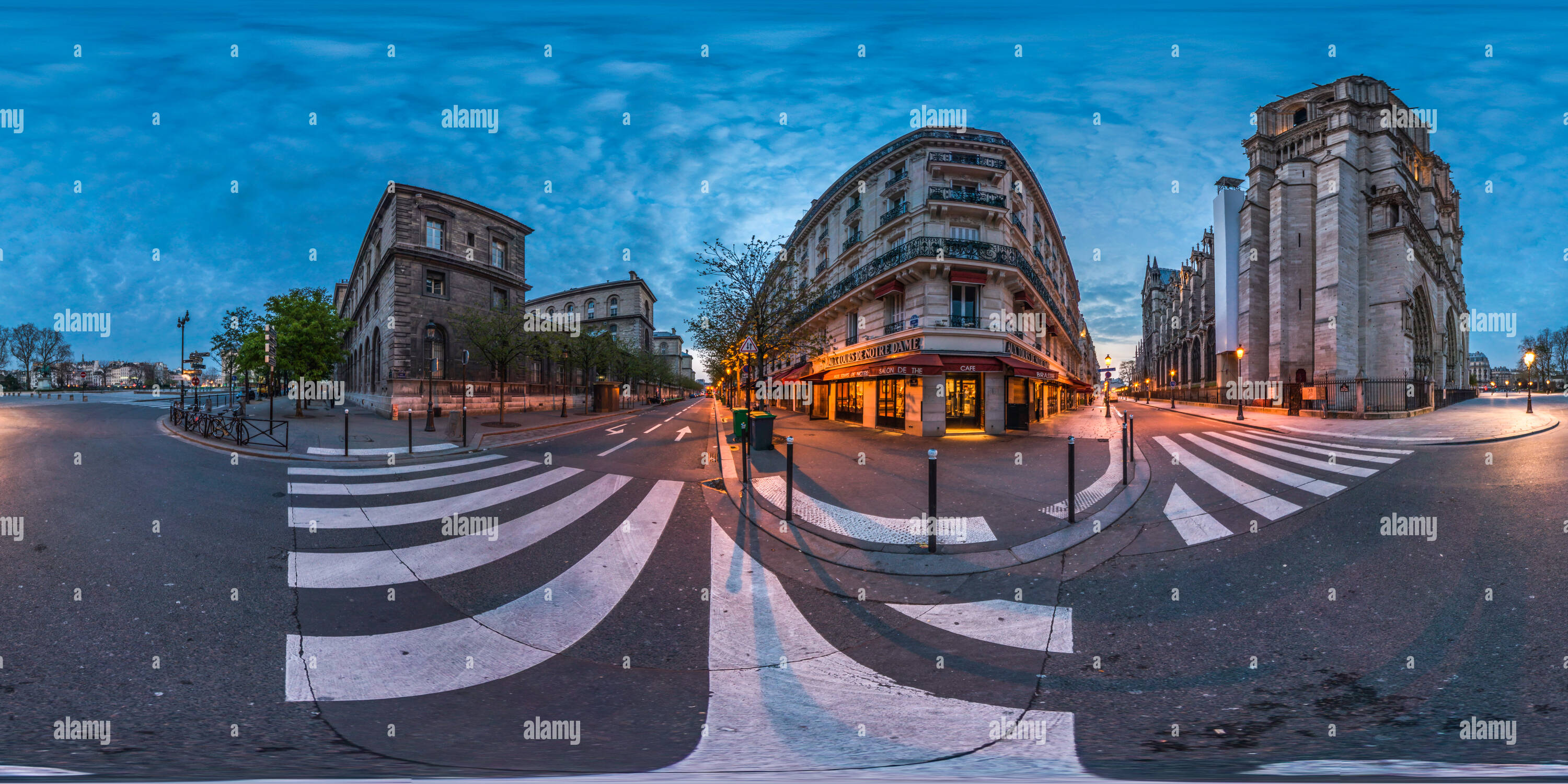 Visualizzazione panoramica a 360 gradi di Prima luce a Notre Dame, Paris, 2014.