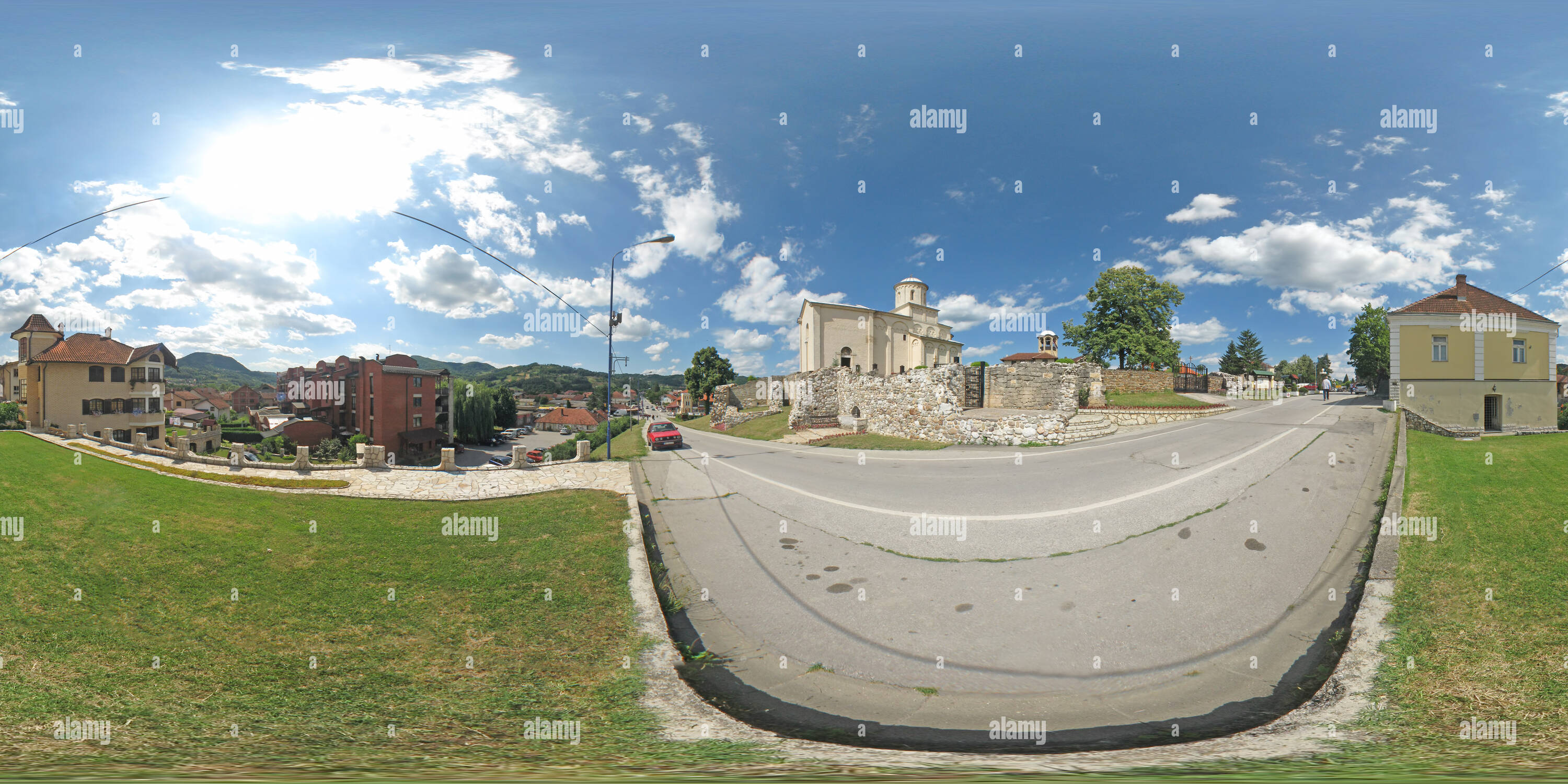 Visualizzazione panoramica a 360 gradi di Arilje - nella strada di fronte alla chiesa di San Achilius