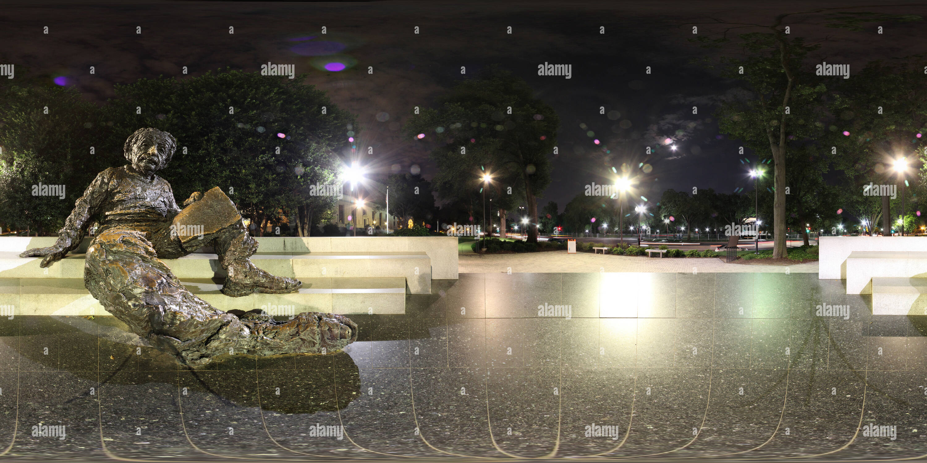 Visualizzazione panoramica a 360 gradi di Albert Einstein Memorial di notte, Washington DC