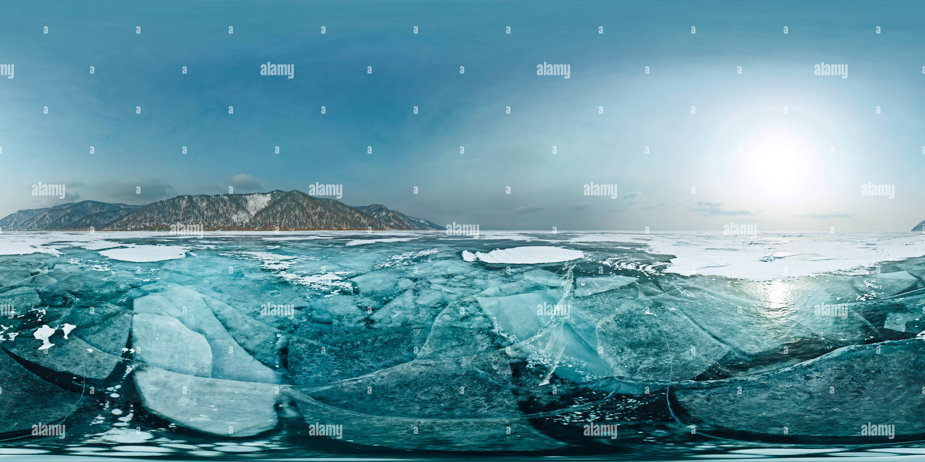 Visualizzazione panoramica a 360 gradi di Congelati nel ghiaccio massa di ghiaccio hummocks piastra. Lago Baikal. Grande Baikal Trail. Regione di Irkutsk. Listvyanka