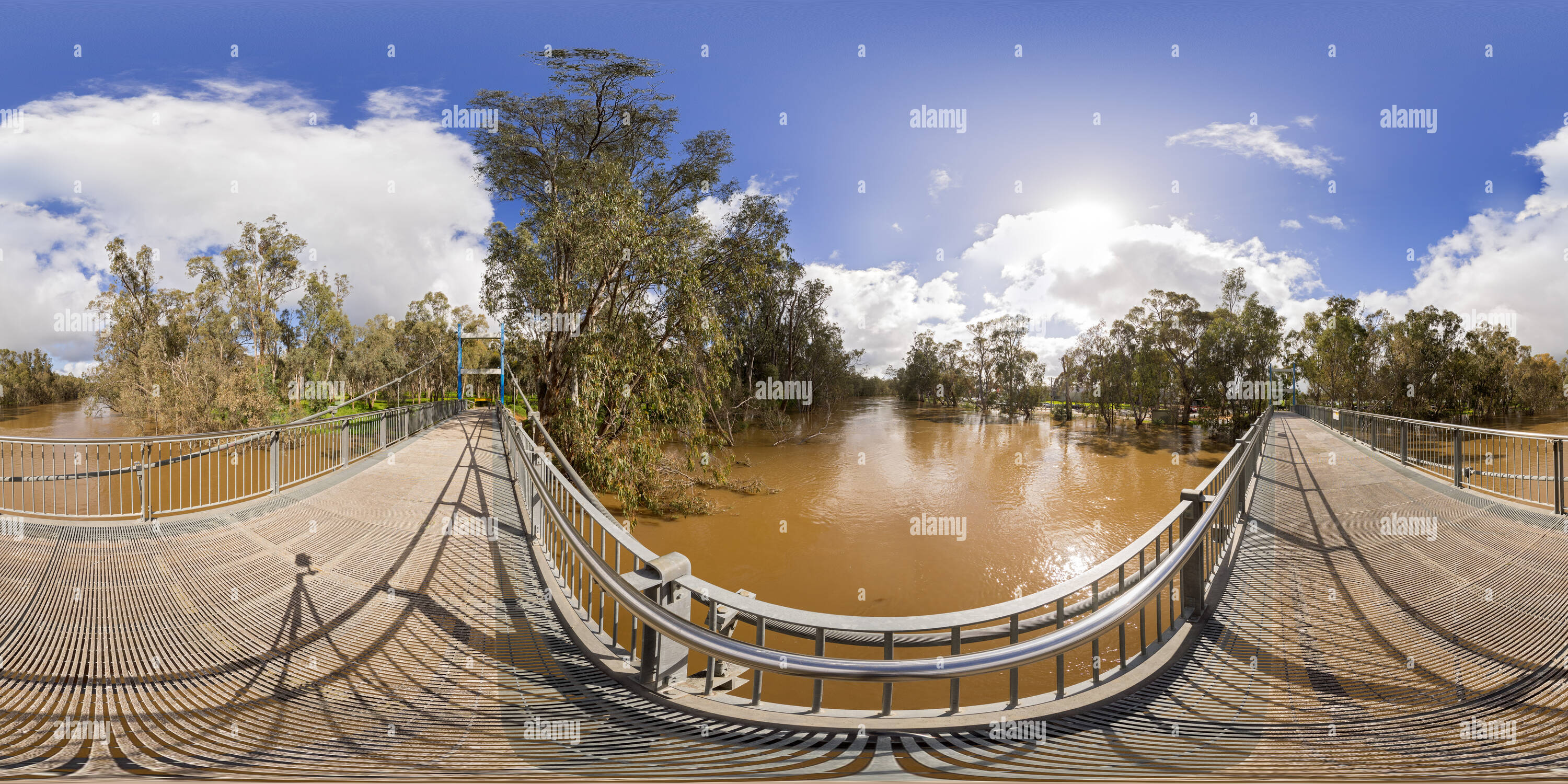 Visualizzazione panoramica a 360 gradi di Un ponte pedonale in tutta l'allagato Goulburn River in Shepparton, Australia