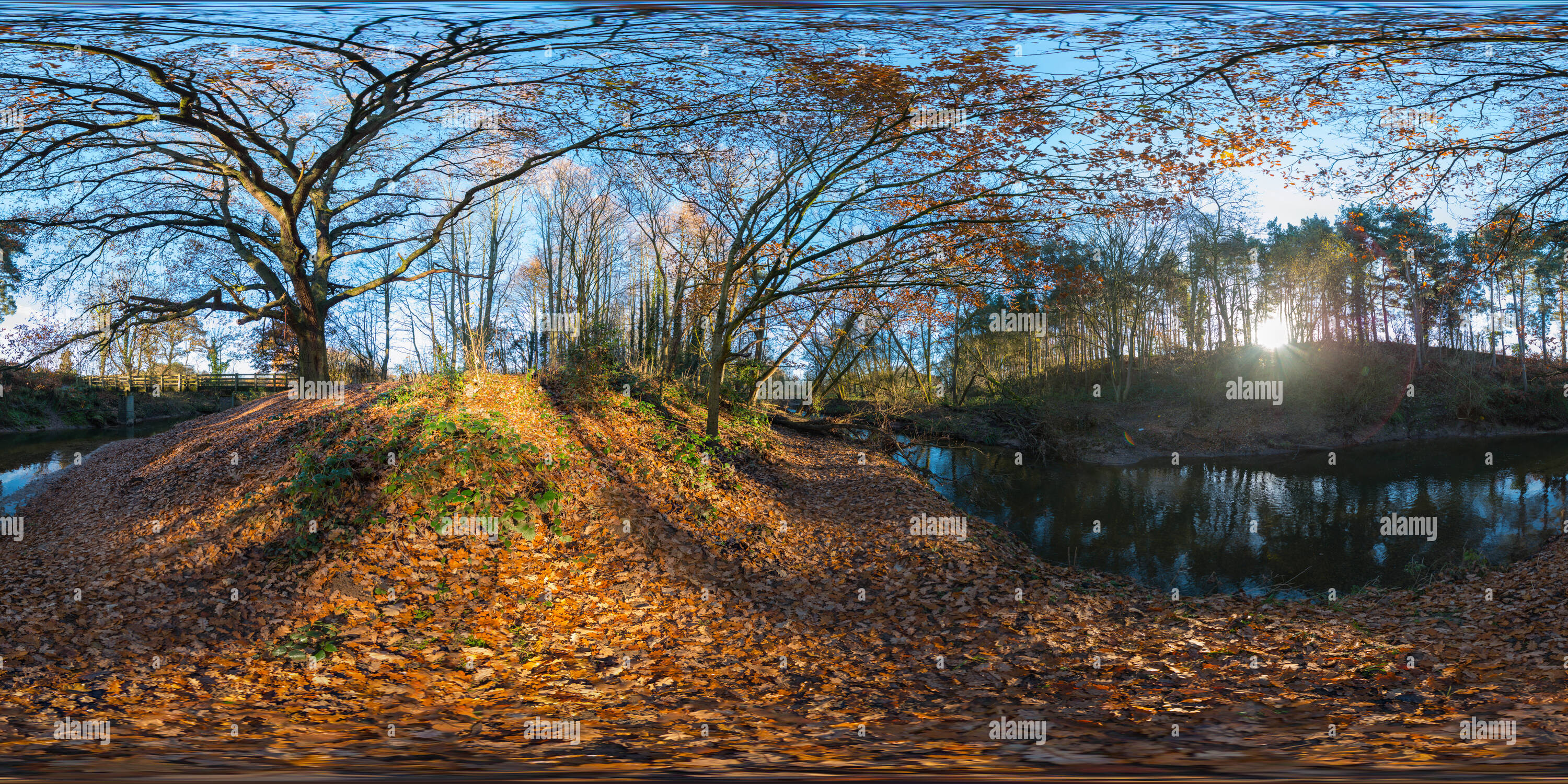 Visualizzazione panoramica a 360 gradi di Sole autunnale sul fiume Bollin