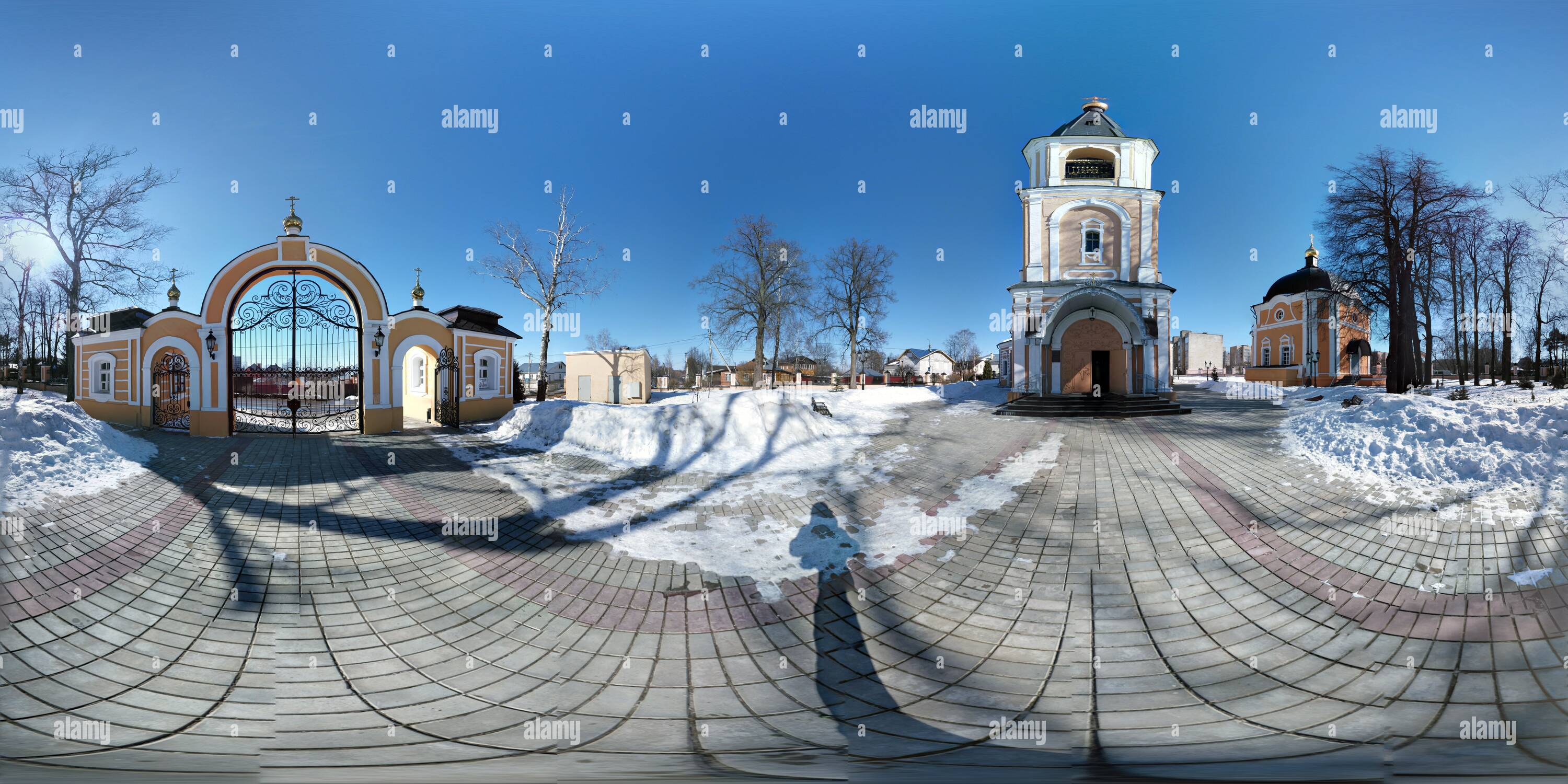 Visualizzazione panoramica a 360 gradi di Chiesa dell'Icona della Madre di Dio che dà la vita in primavera Sergiev Posad, fonte battesimale della chiesa ortodossa