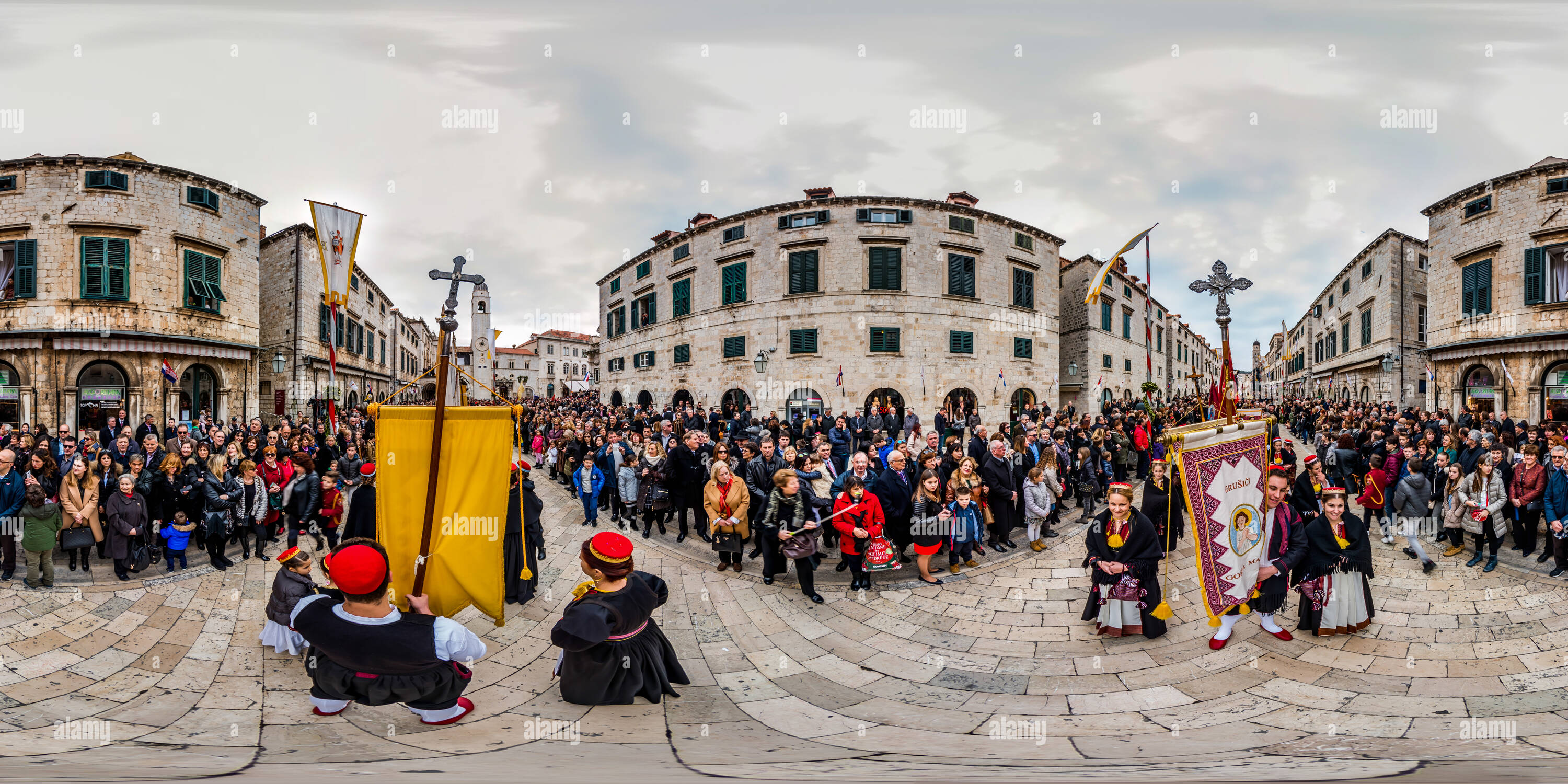 Visualizzazione panoramica a 360 gradi di Sain Blaise Processione su Stradun- Grušići, Dubrovnik, 2017.