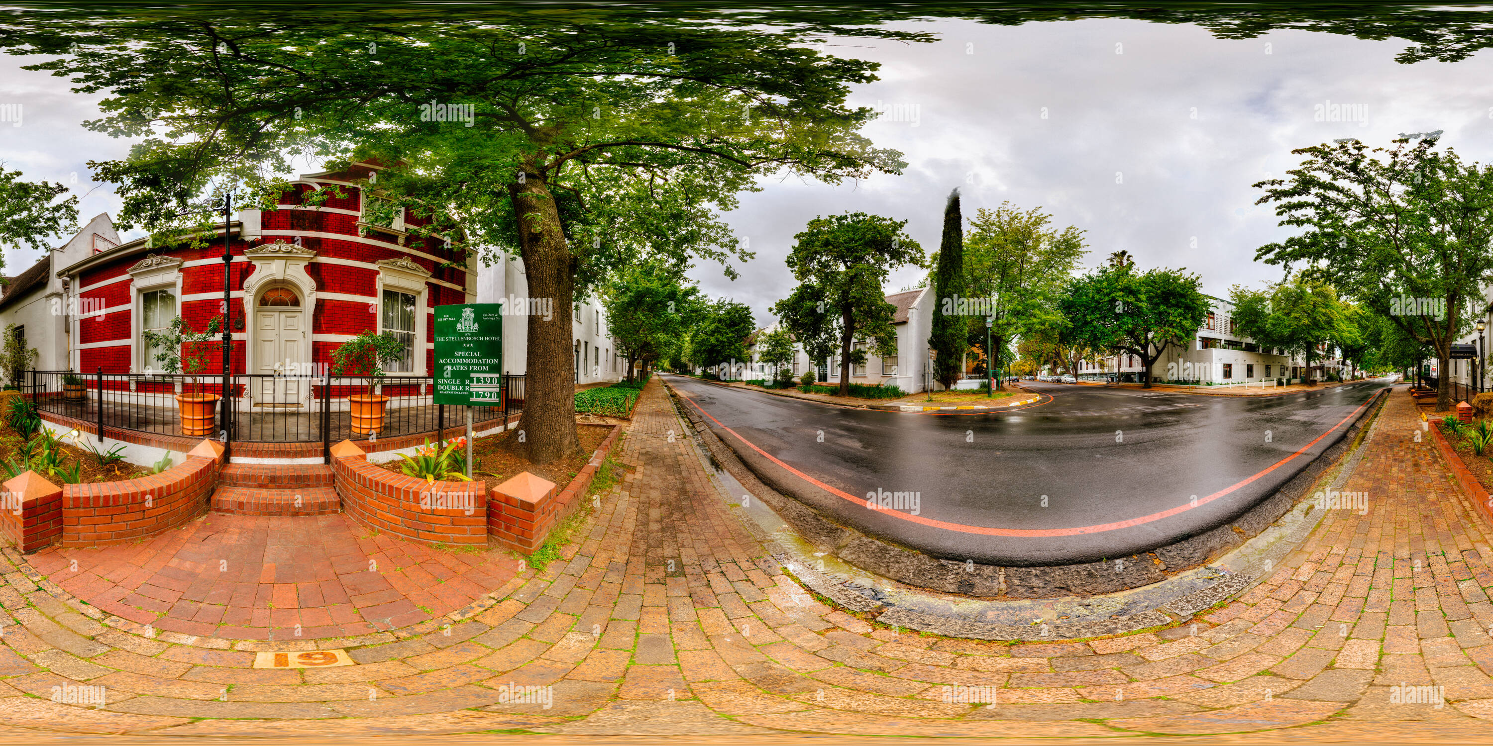 Visualizzazione panoramica a 360 gradi di La mattina presto in Dorp Street, Stellenbosch