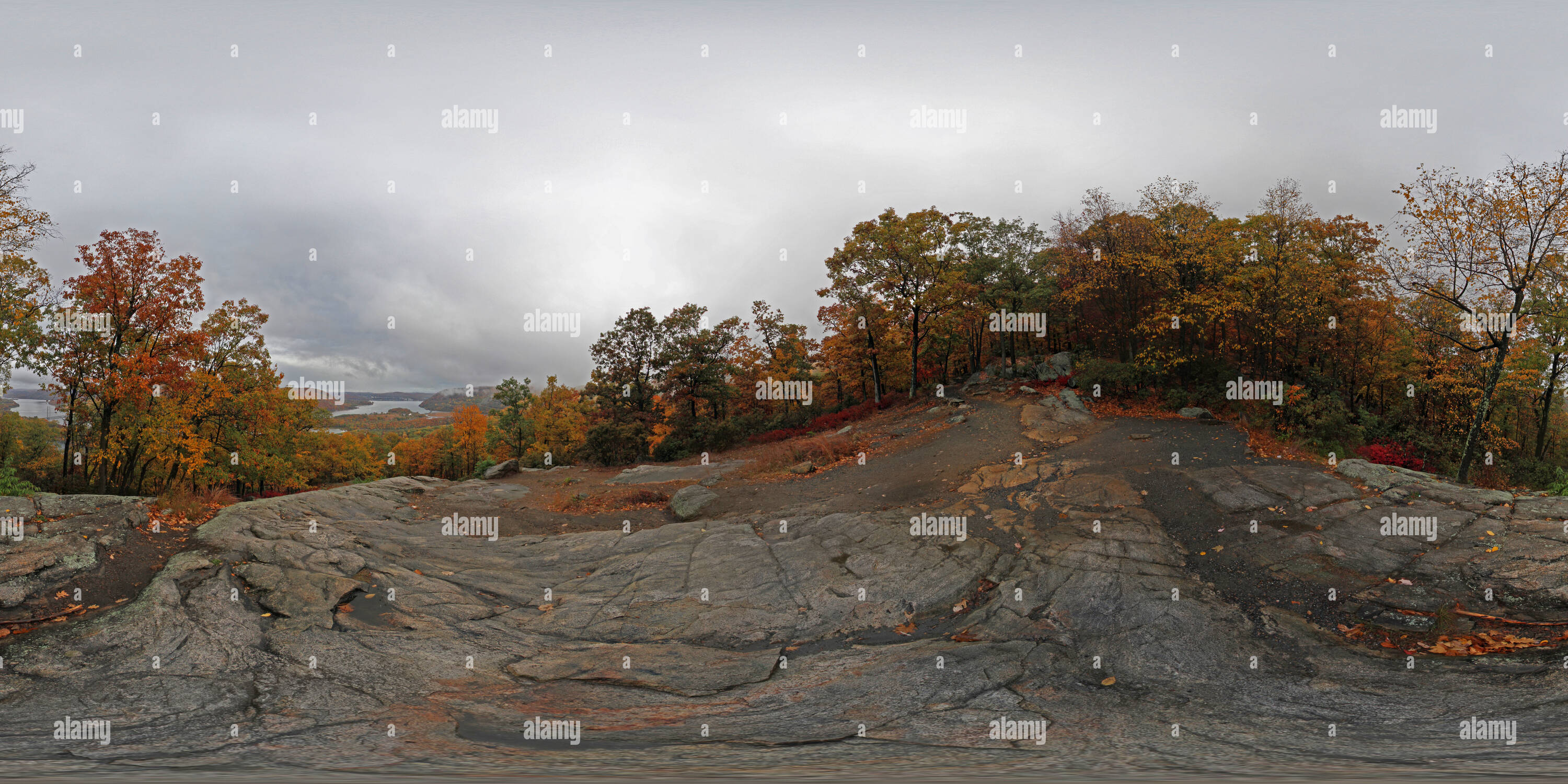 Visualizzazione panoramica a 360 gradi di Fiume Hudson da Appalachain Trail nel Bear Mountain State Park NY