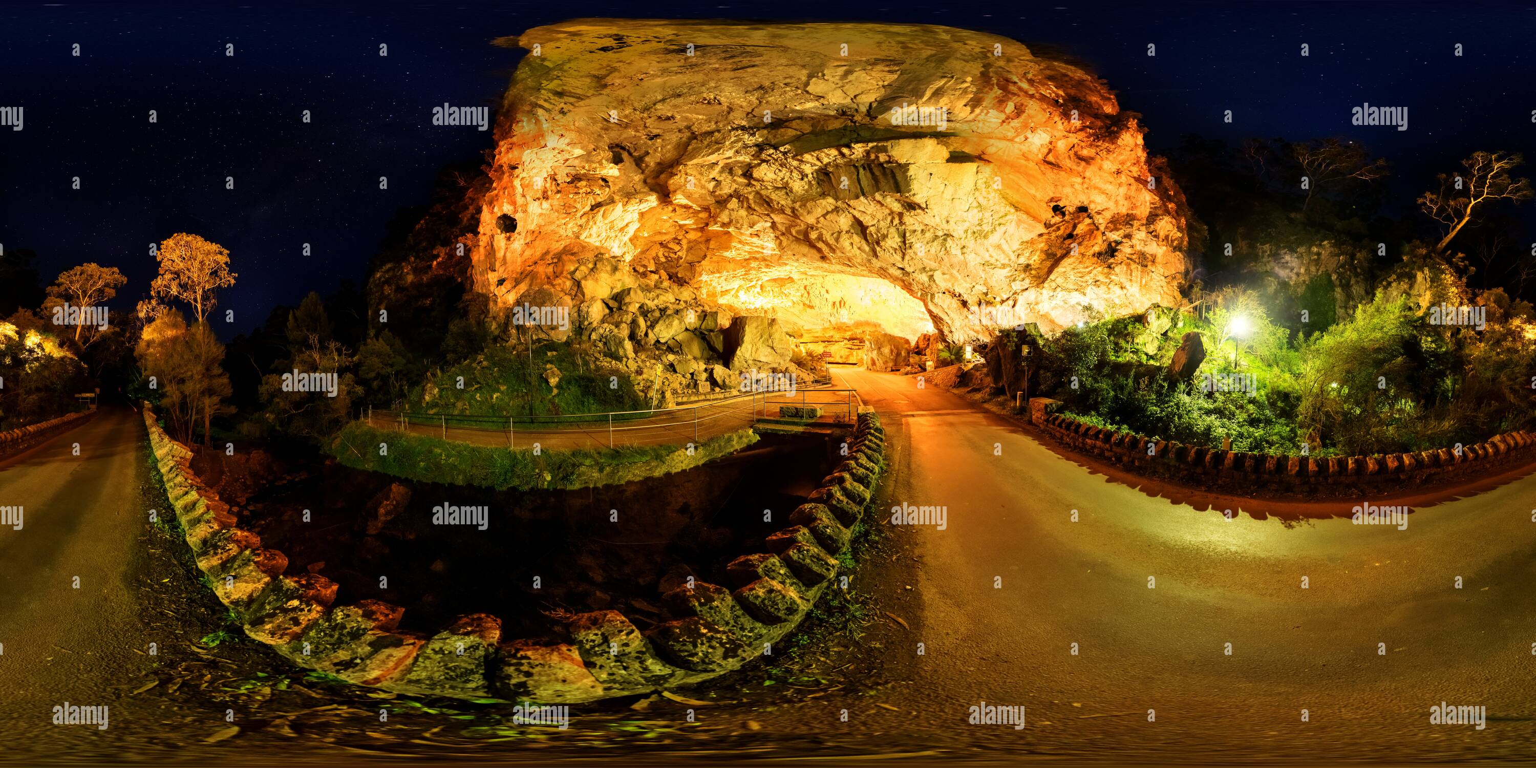 Visualizzazione panoramica a 360 gradi di Grande Arco di notte, Caverne di Jenolan, Jenolan, NSW, Australia