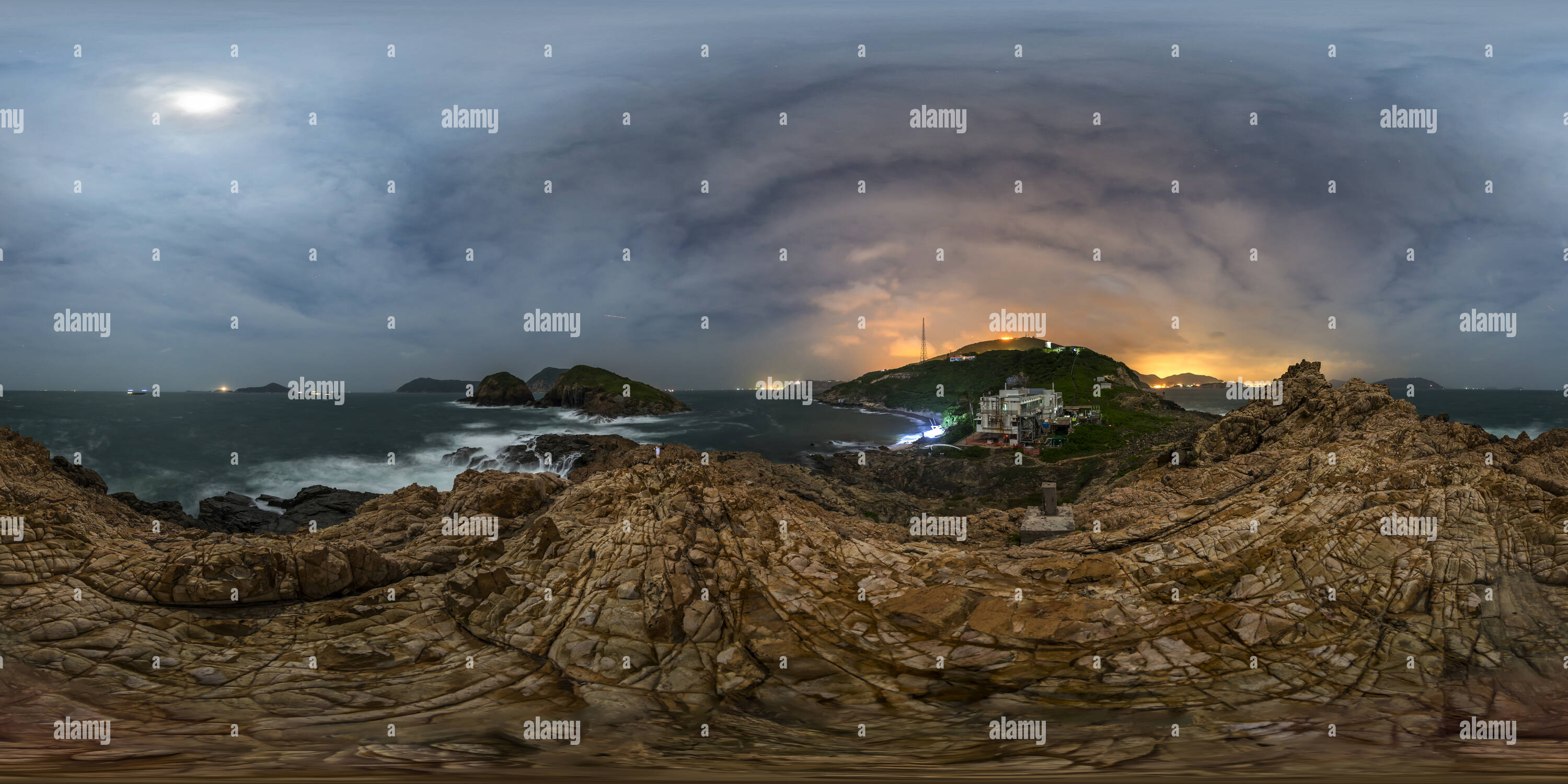 Visualizzazione panoramica a 360 gradi di Luna piena notte(鶴咀月圓之 夜), Capo D'Aguilar, Shek O, HK