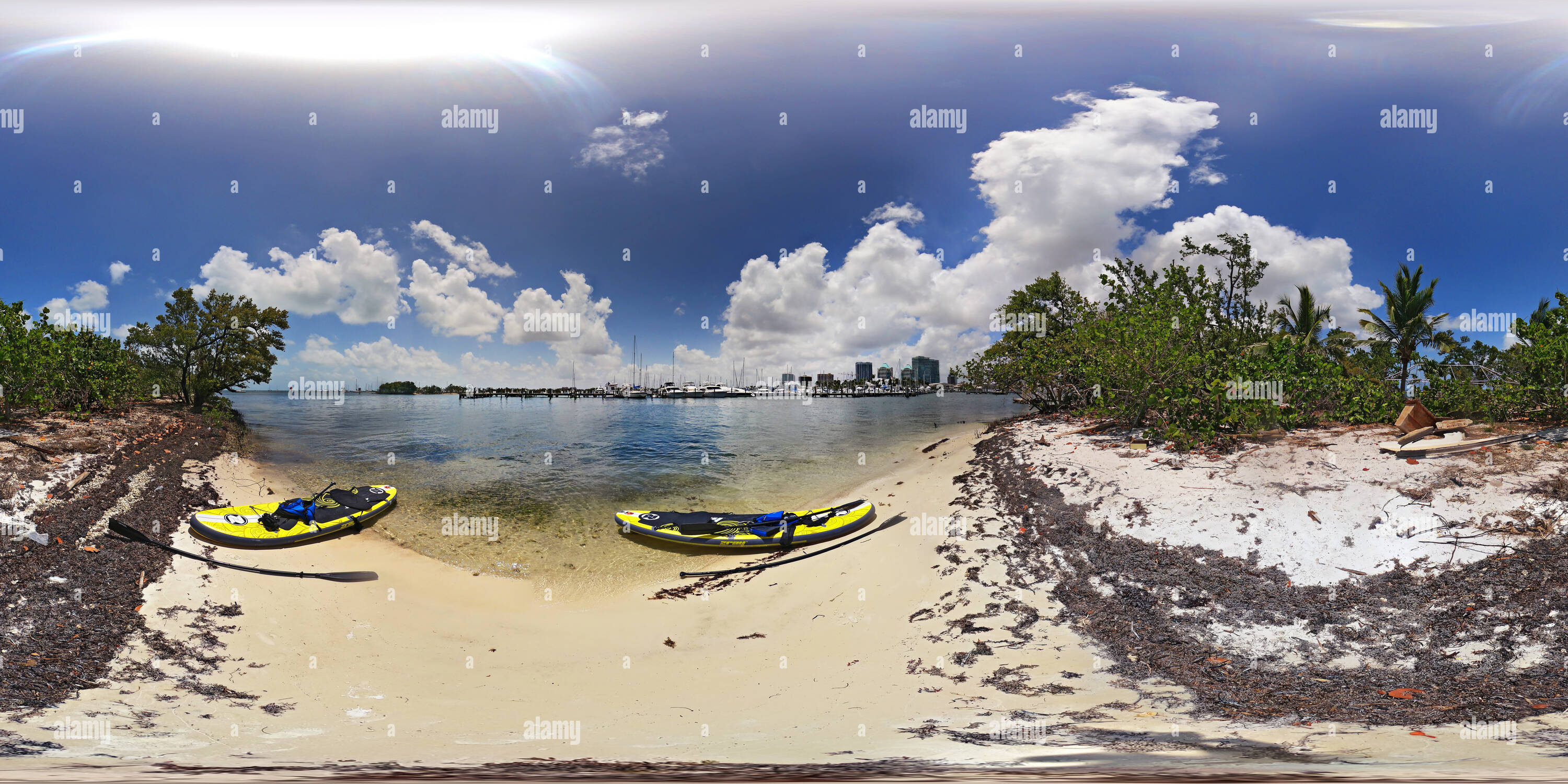 Visualizzazione panoramica a 360 gradi di Coconut Grove Marina Miami dalla piccola isola con sup.