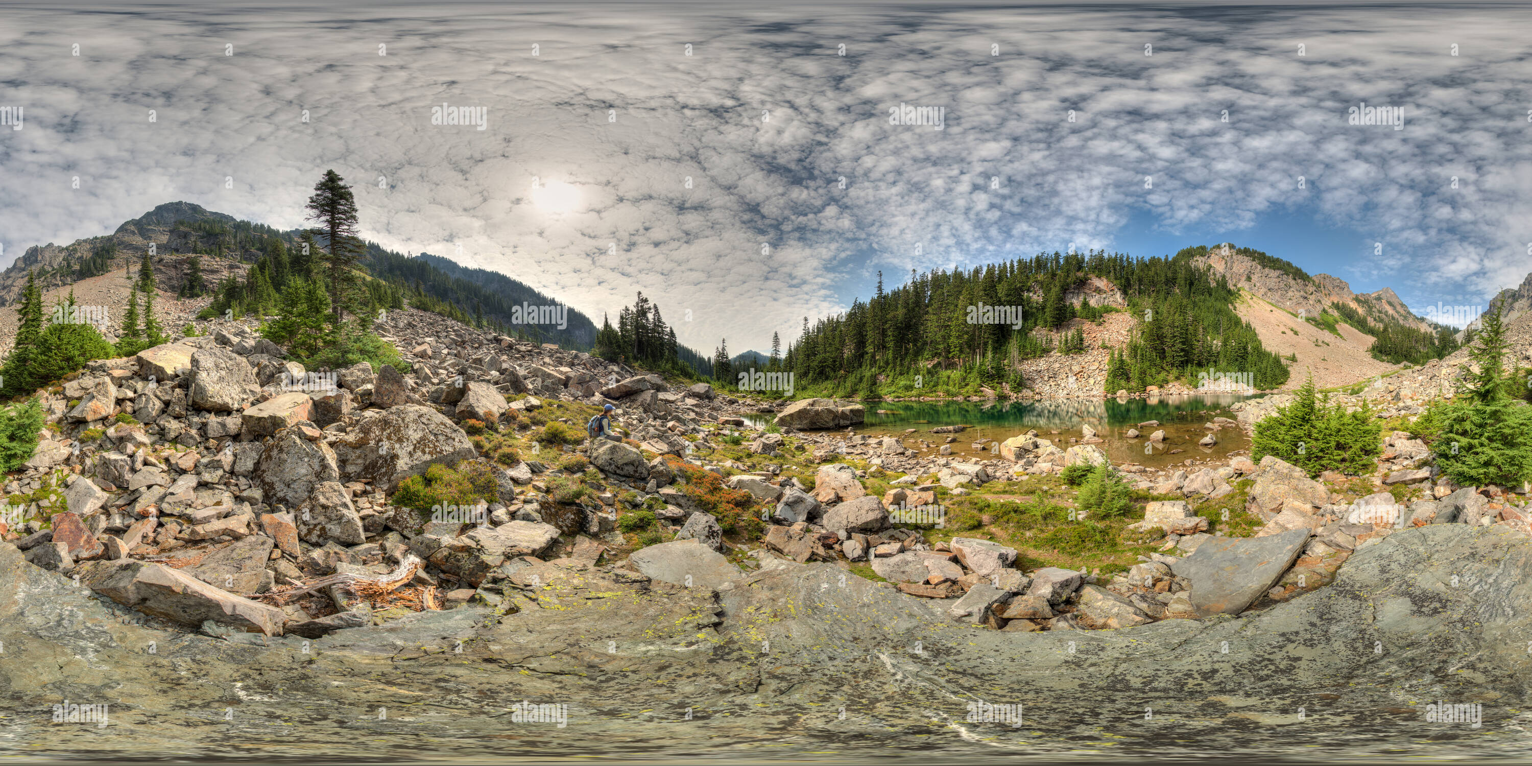 Visualizzazione panoramica a 360 gradi di Melakwa superiore Lago, Alpine Lakes Wilderness, stato di WA