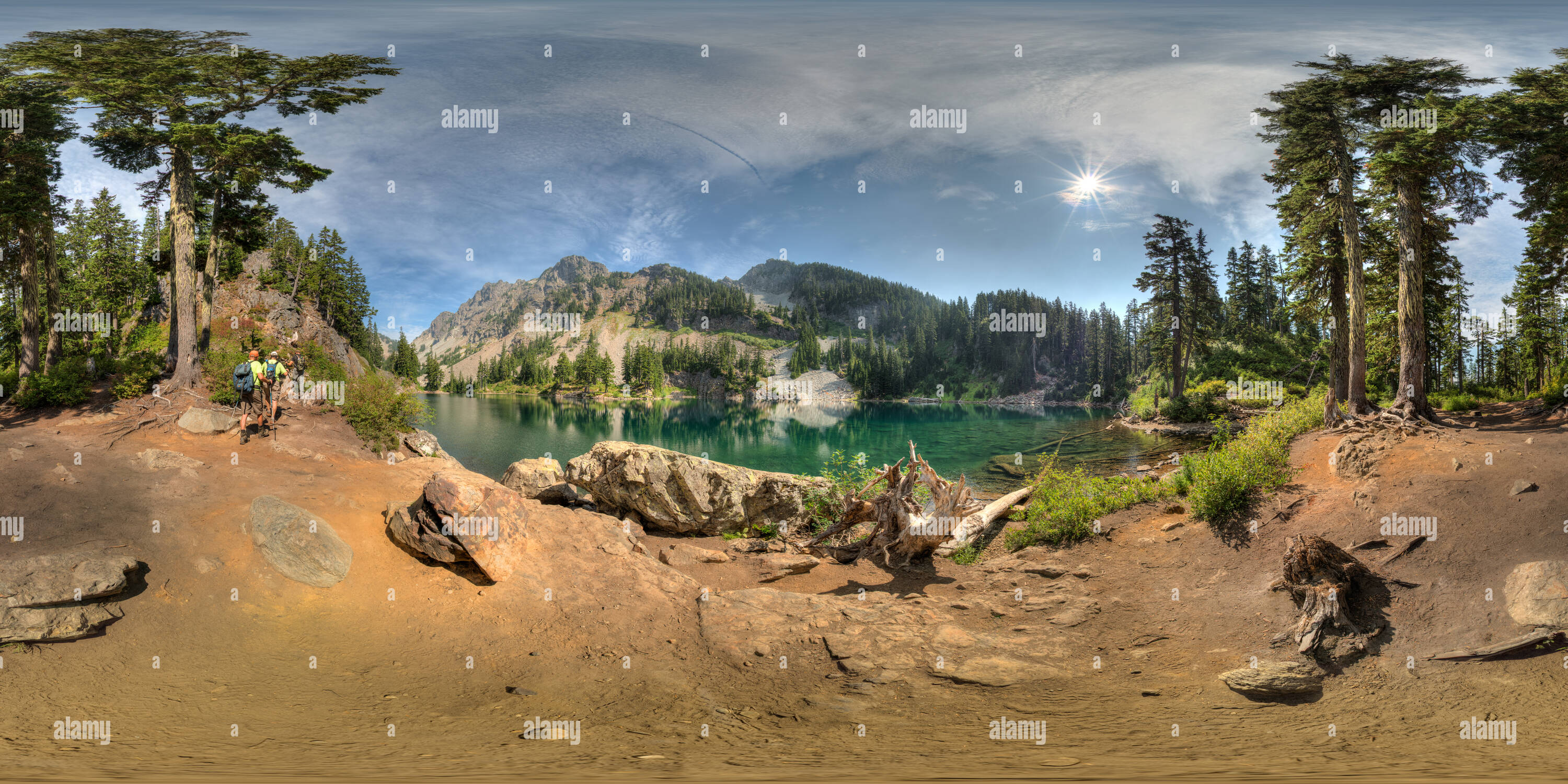 Visualizzazione panoramica a 360 gradi di Abbassare Melakwa Lago, Alpine Lakes Wilderness, stato di WA