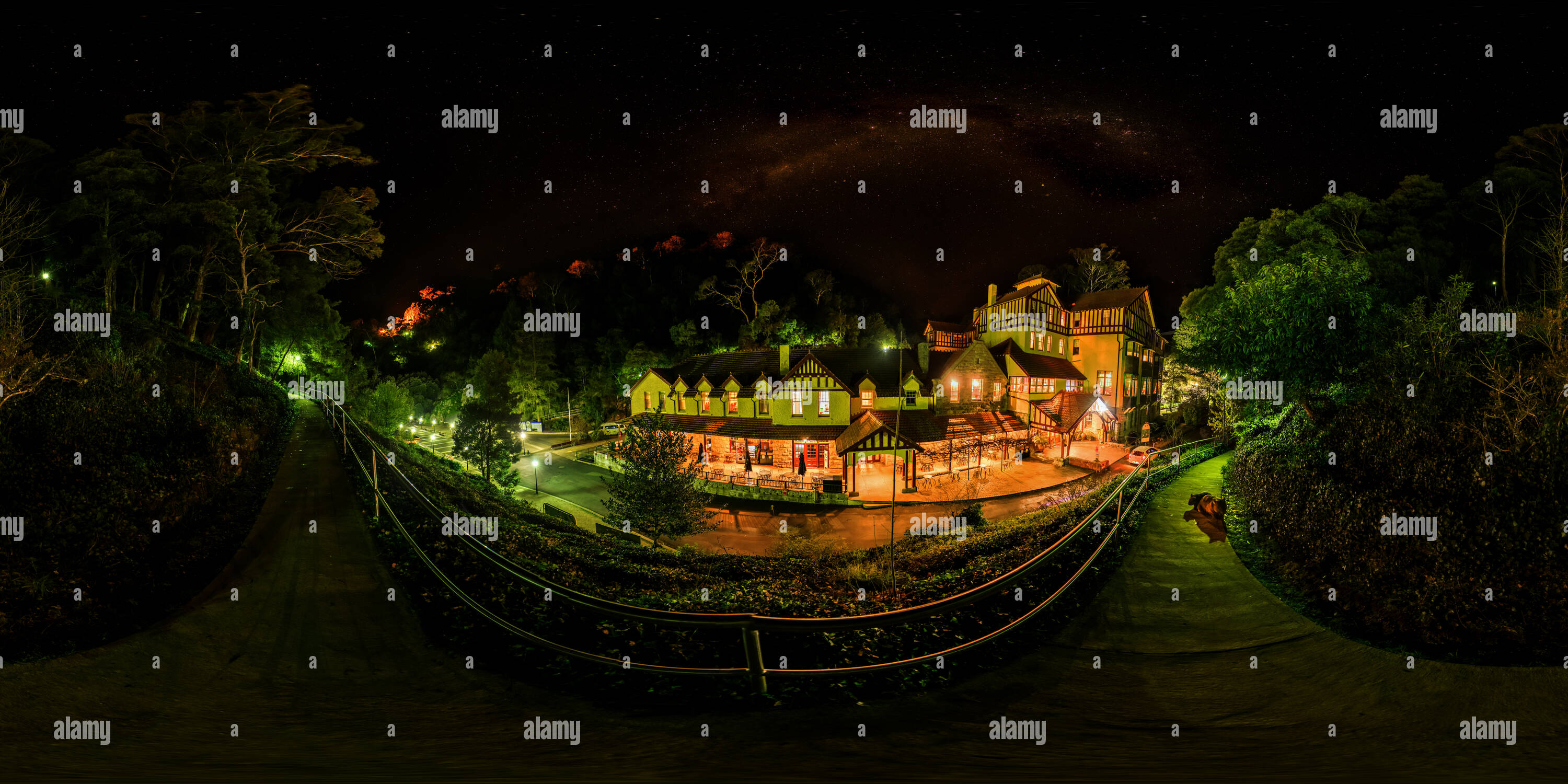 Visualizzazione panoramica a 360 gradi di Caverne di Jenolan House Hotel storico, di notte, Jenolan ,NSW, Australia