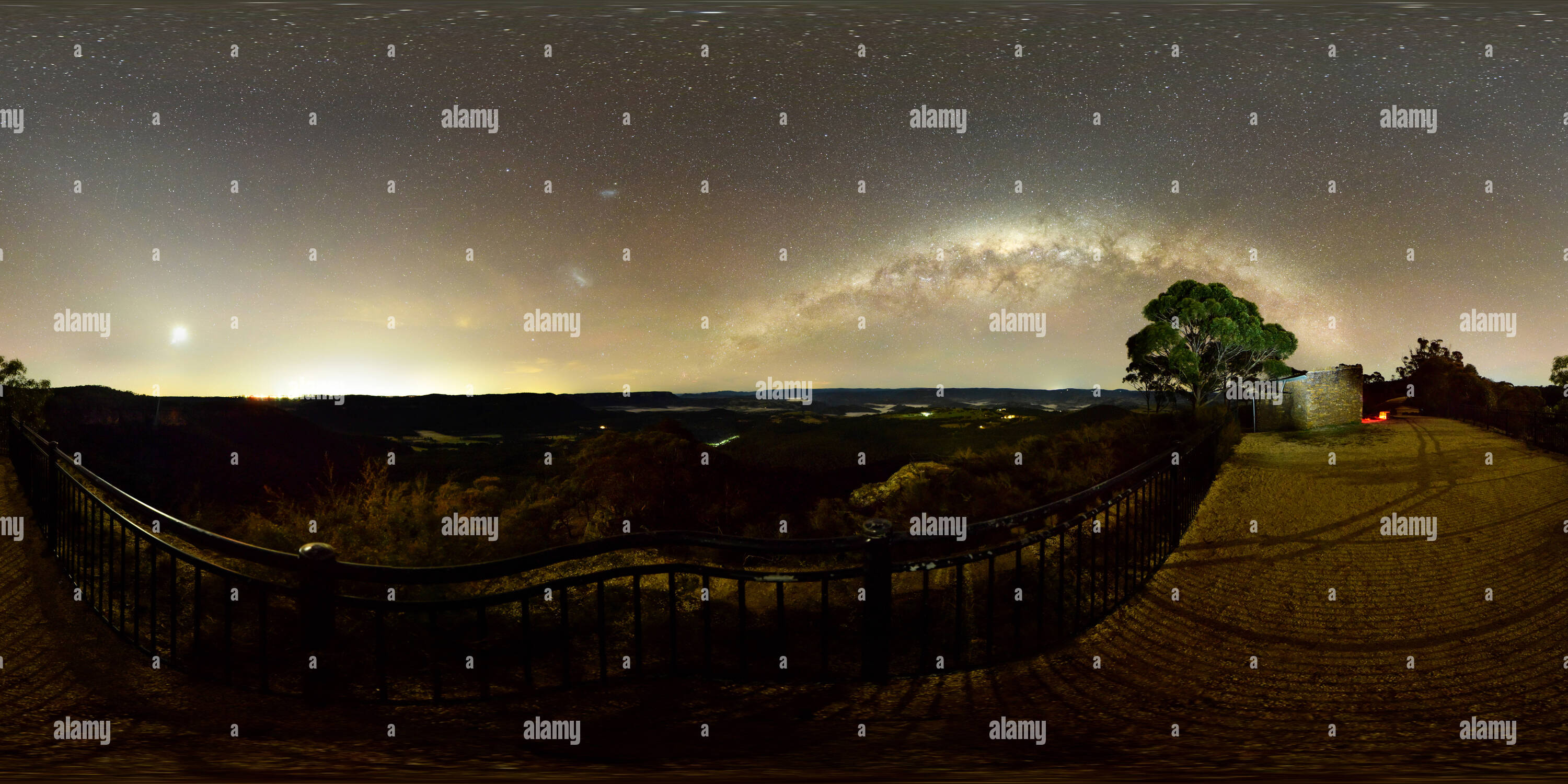 Visualizzazione panoramica a 360 gradi di Riparo sotto le stelle, Hargraves Lookout, Megalong Valley, NSW, Australia