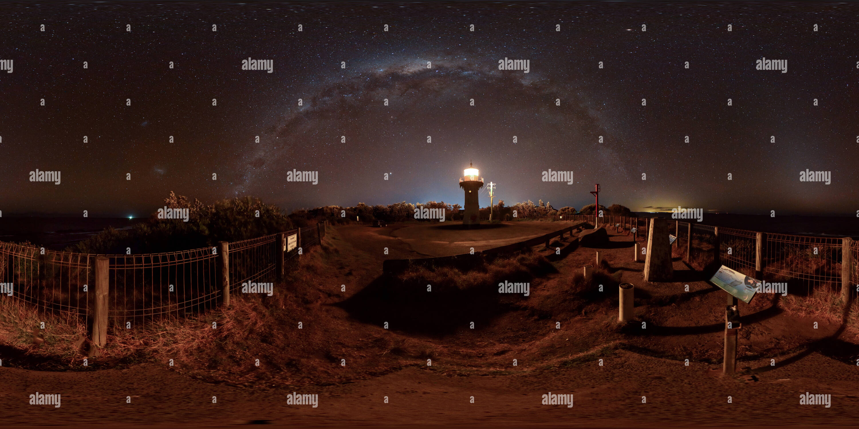 Visualizzazione panoramica a 360 gradi di Warden Capo Faro di notte, Ulladulla, Nuovo Galles del Sud, Australia